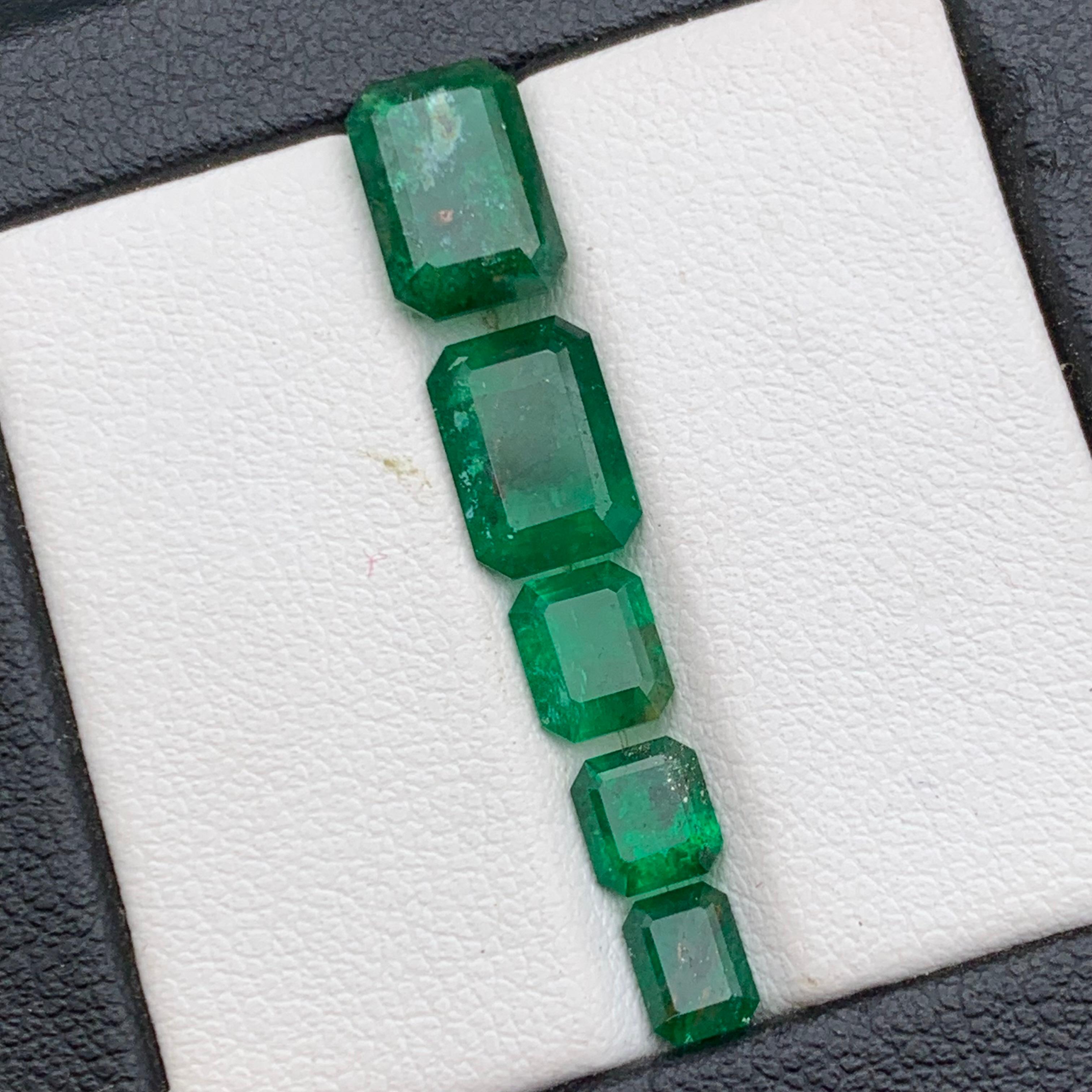 Deep Rich Green Natural Emerald Schmuck Größe lose Edelsteine Lot für Ringe, Ohrringe, Halskette Anhänger, Armbänder oder jede andere Schmuck Einstellung Smaragd aus Swat Pakistan geschnitten!!!

💎 EDELSTEINART: Smaragd
⚖️ GEWICHT: 5,57 Karat
FORM