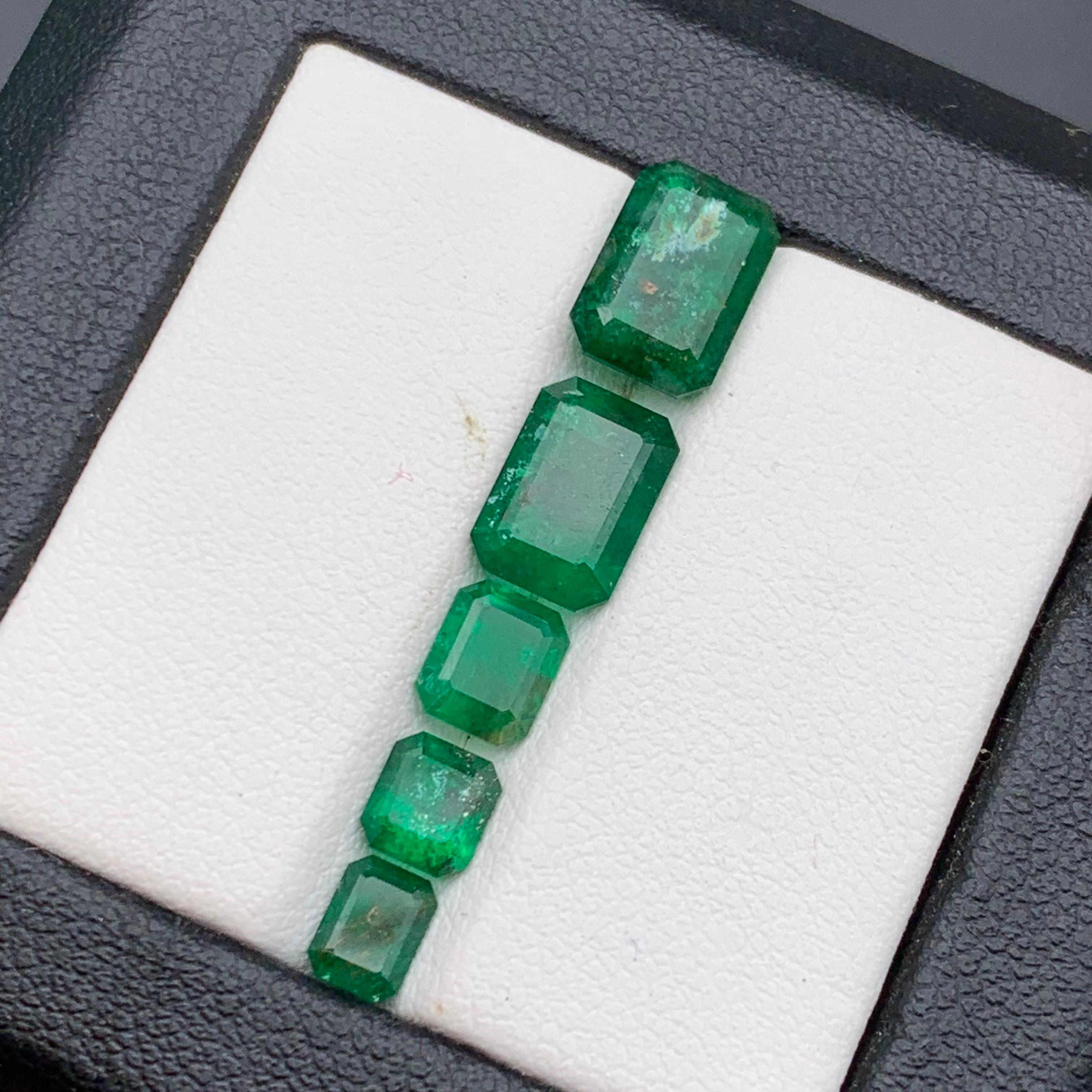 Natürlicher grüner Smaragd 5,57 Ct lose Edelsteine Schmuck Größe Lot von Swat (Zeitgenössisch) im Angebot