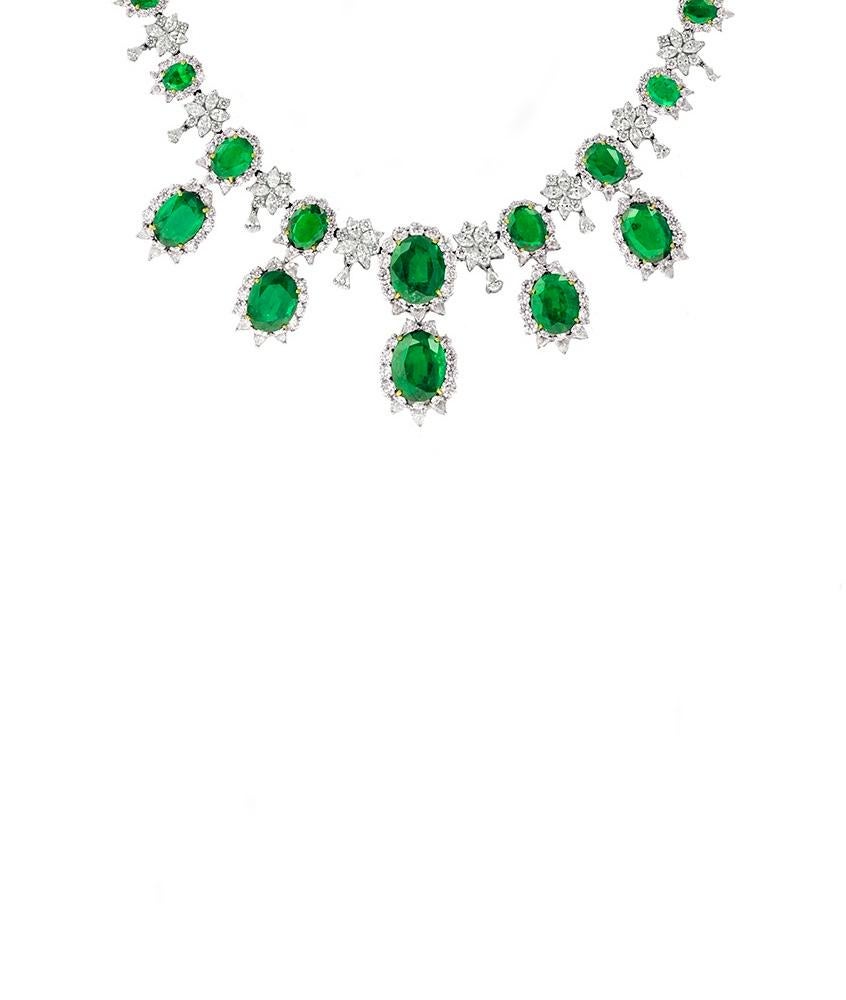 Natürlicher grüner Smaragd und Diamant-Halskette Damen im Angebot