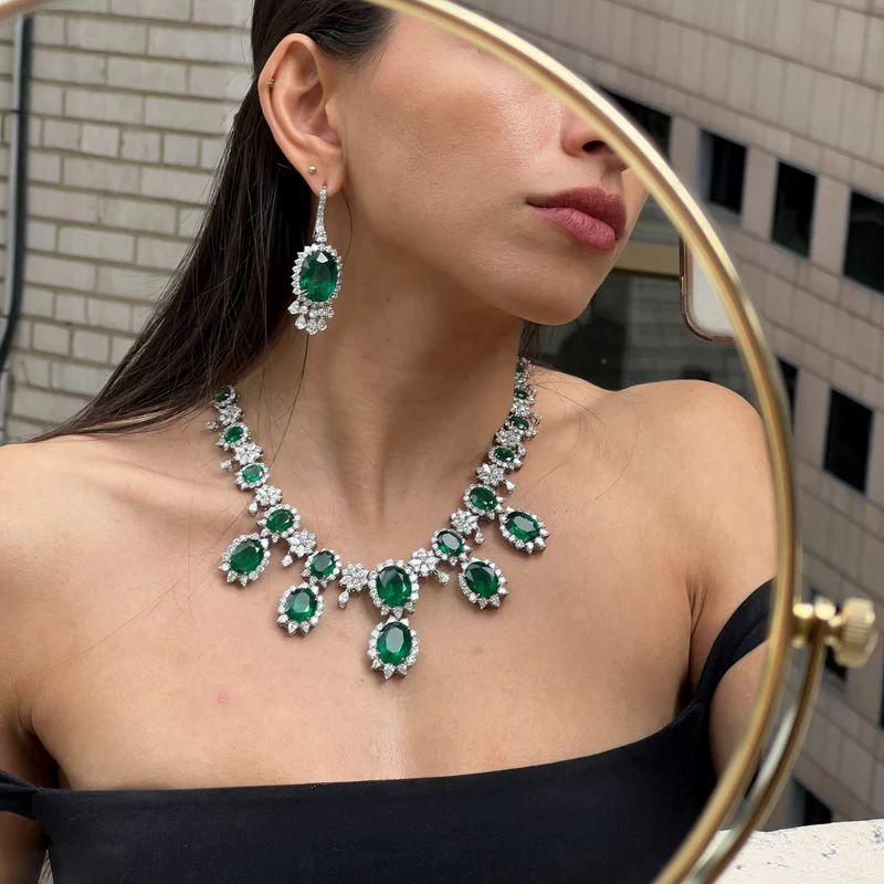 Collier d'émeraudes vertes naturelles et de diamants en vente 2