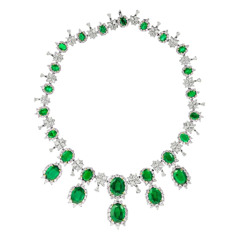 Natürlicher grüner Smaragd und Diamant-Halskette (Smaragdschliff) im Angebot