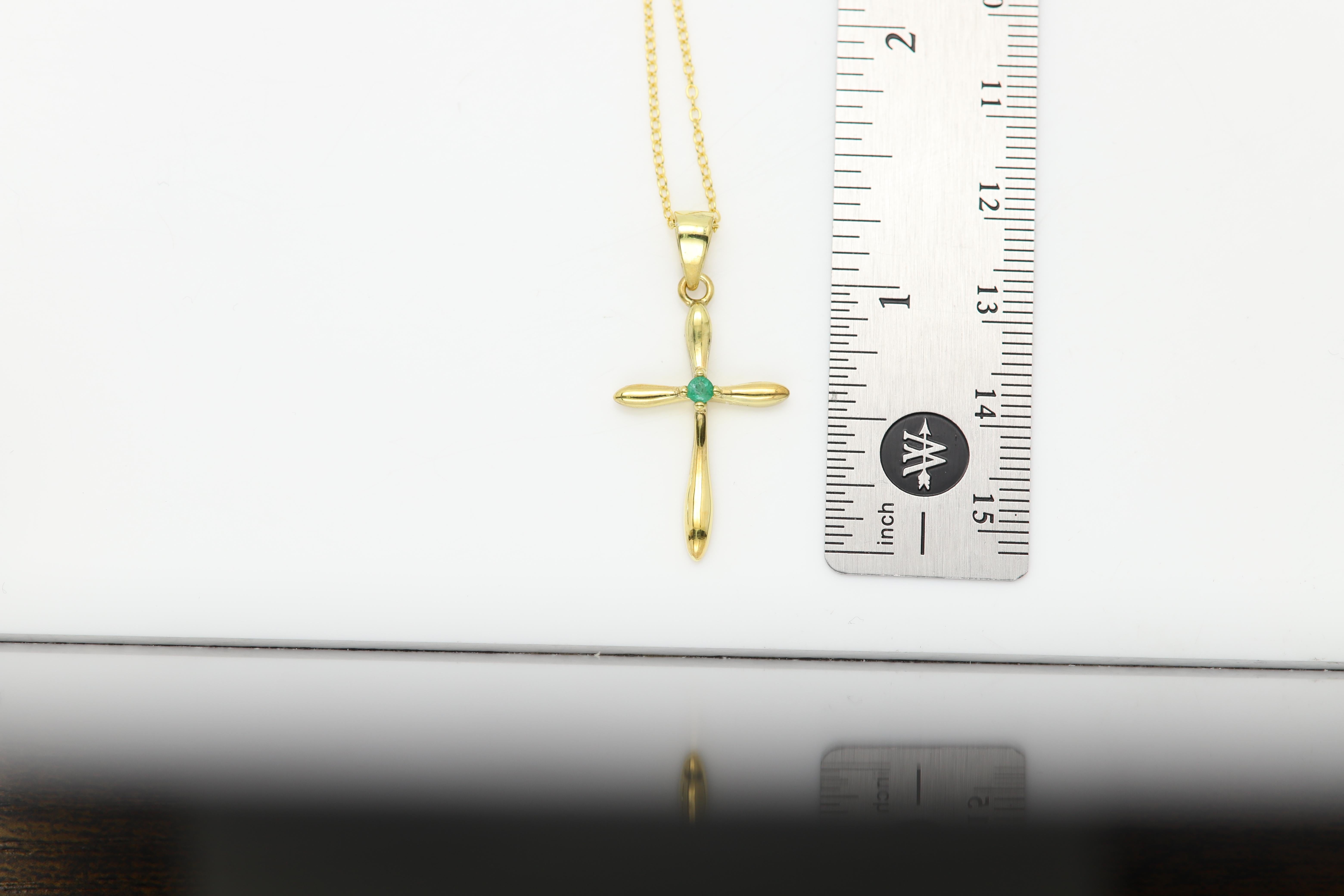 Natural Green Emerald Cross Pendant Sterling Silver Cross Corte redondo en venta