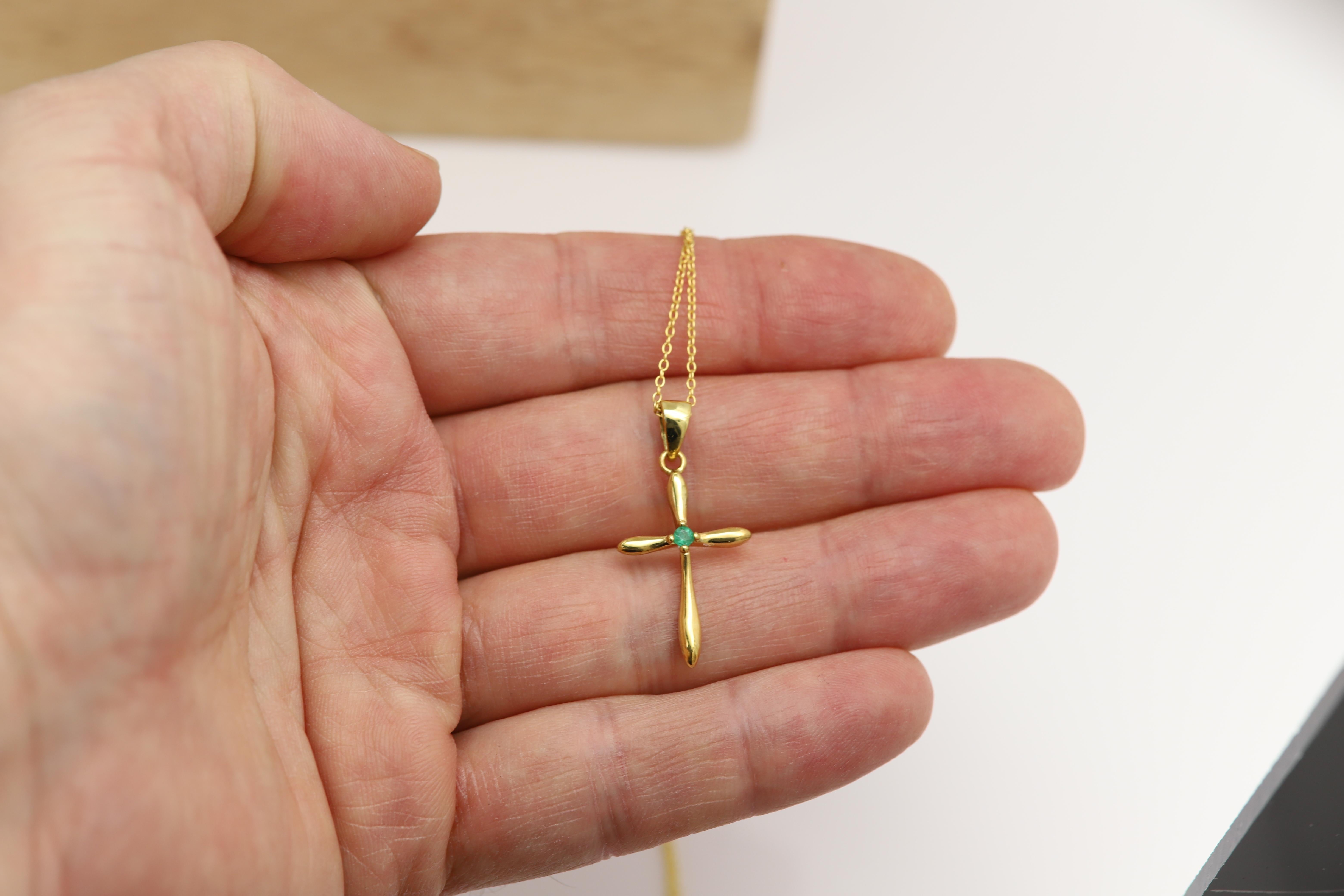 Natural Green Emerald Cross Pendant Sterling Silver Cross en Nuevo estado para la venta en Brooklyn, NY