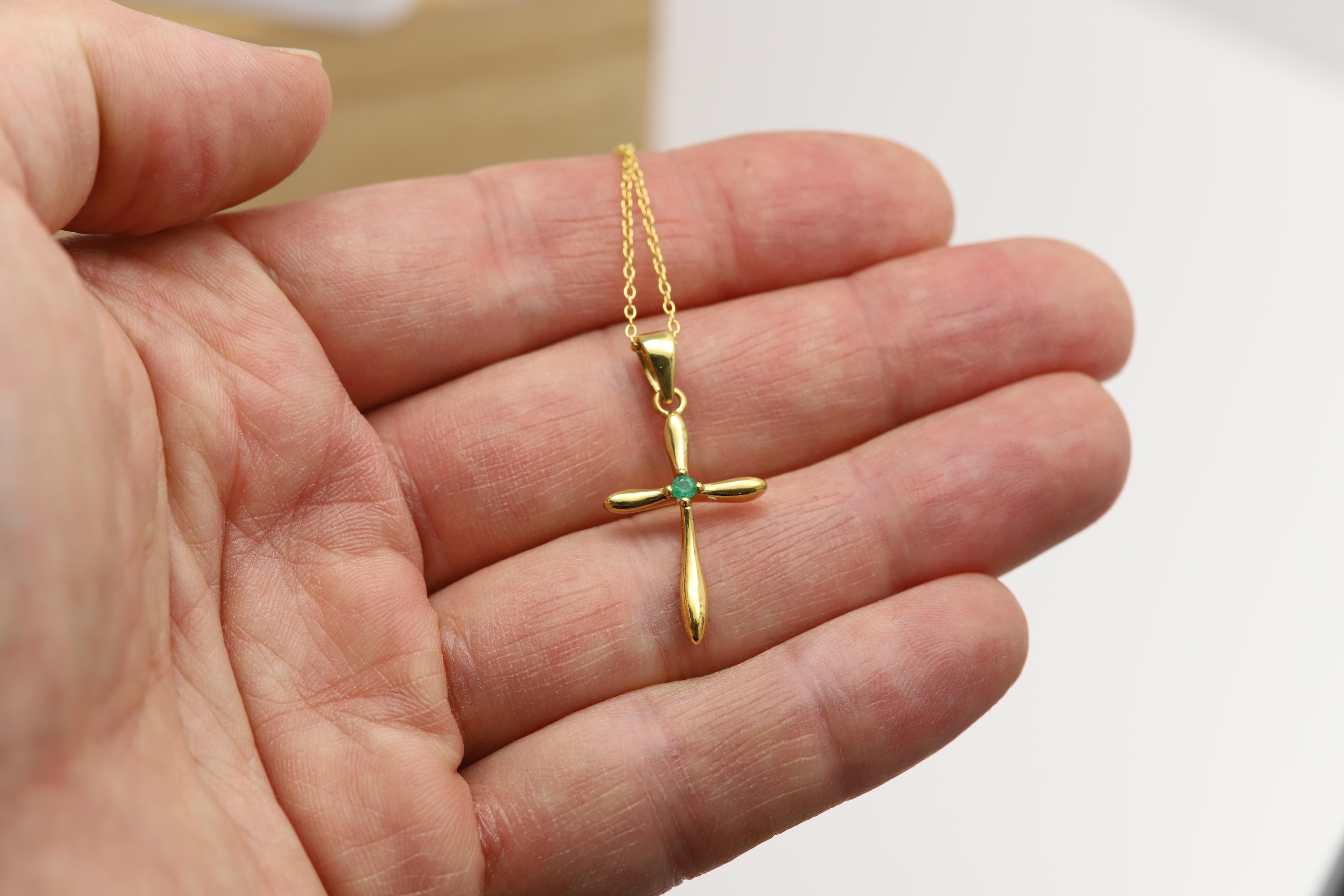 Femenino o masculino Natural Green Emerald Cross Pendant Sterling Silver Cross en venta
