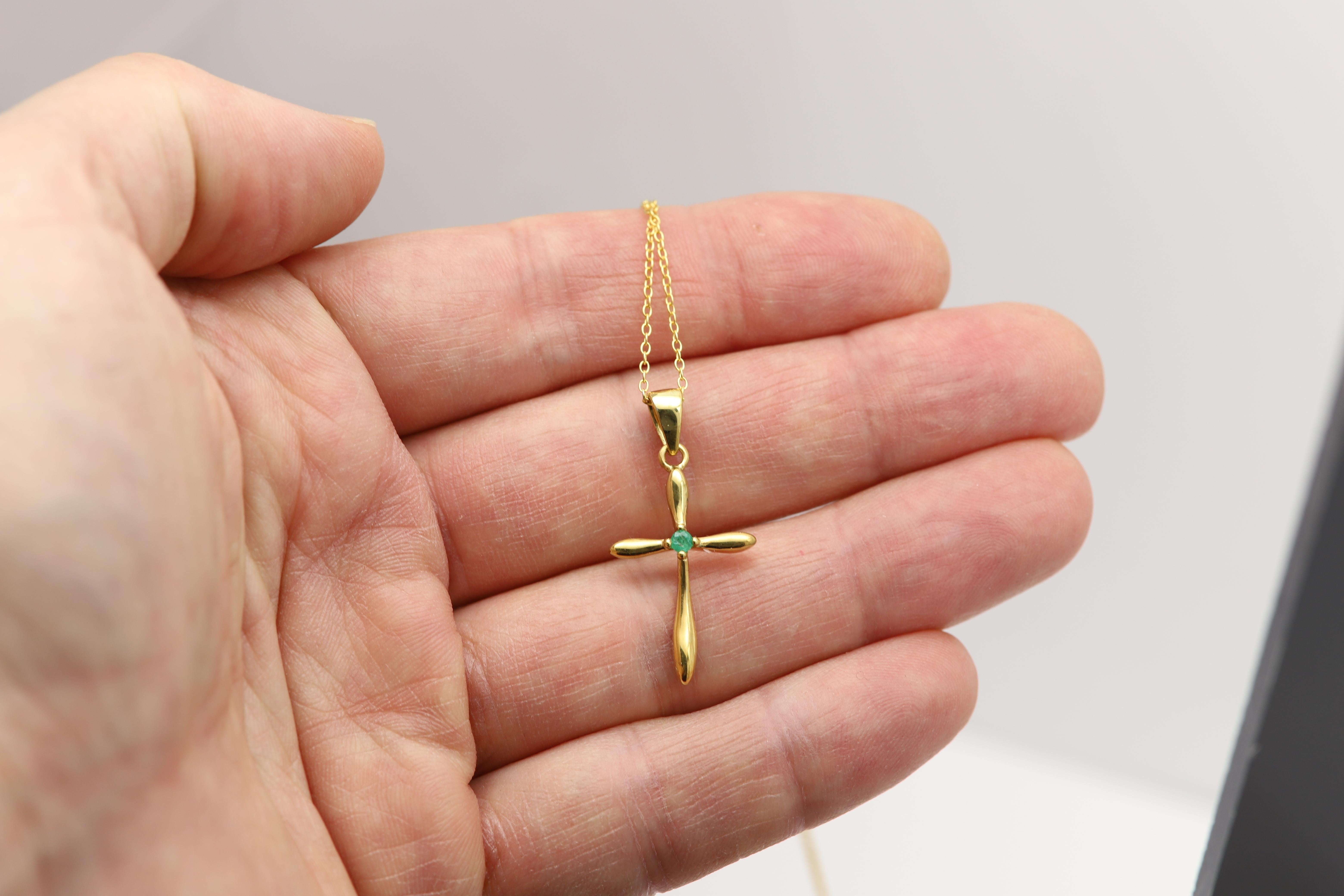 Natural Green Emerald Cross Pendant Sterling Silver Cross en venta 1