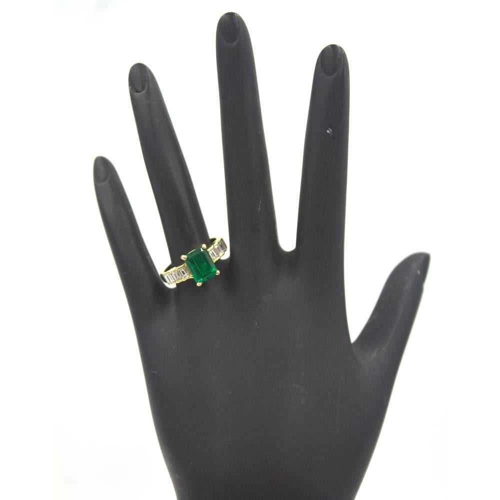 Women's or Men's Natural Green Emerald Diamond 18 Karat Yellow Gold Ring GIA Certified
