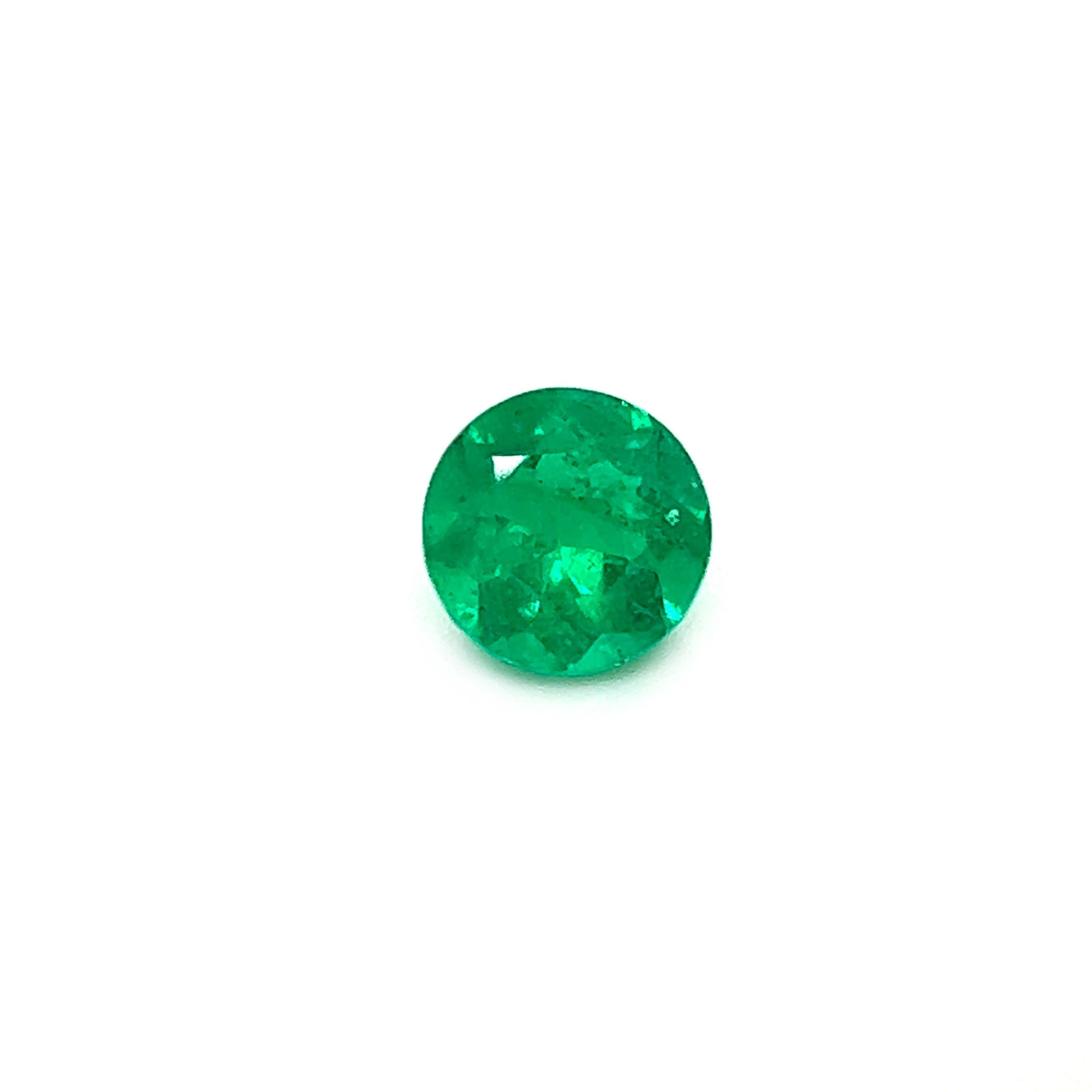 Erweitern Sie Ihre Sammlung um die fesselnde Schönheit eines natürlichen kolumbianischen Smaragds. Dieser vom GIA zertifizierte 2,66-karätige Smaragd besticht durch seine leuchtend grüne Farbe und seine außergewöhnliche Handwerkskunst, die ihn zu