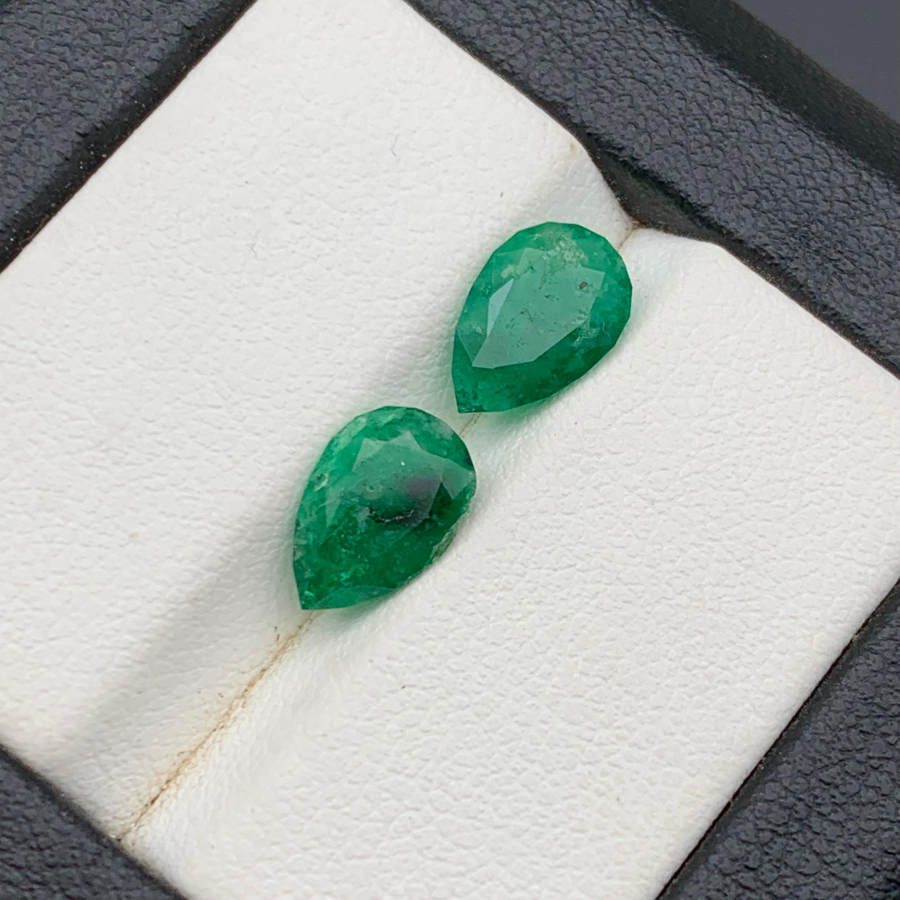 Natürlicher Grüner Smaragd Lose Edelstein Paar 2.90 Ct Birnenschliff für Ohrringe Schmuck im Zustand „Neu“ im Angebot in Peshawar, PK