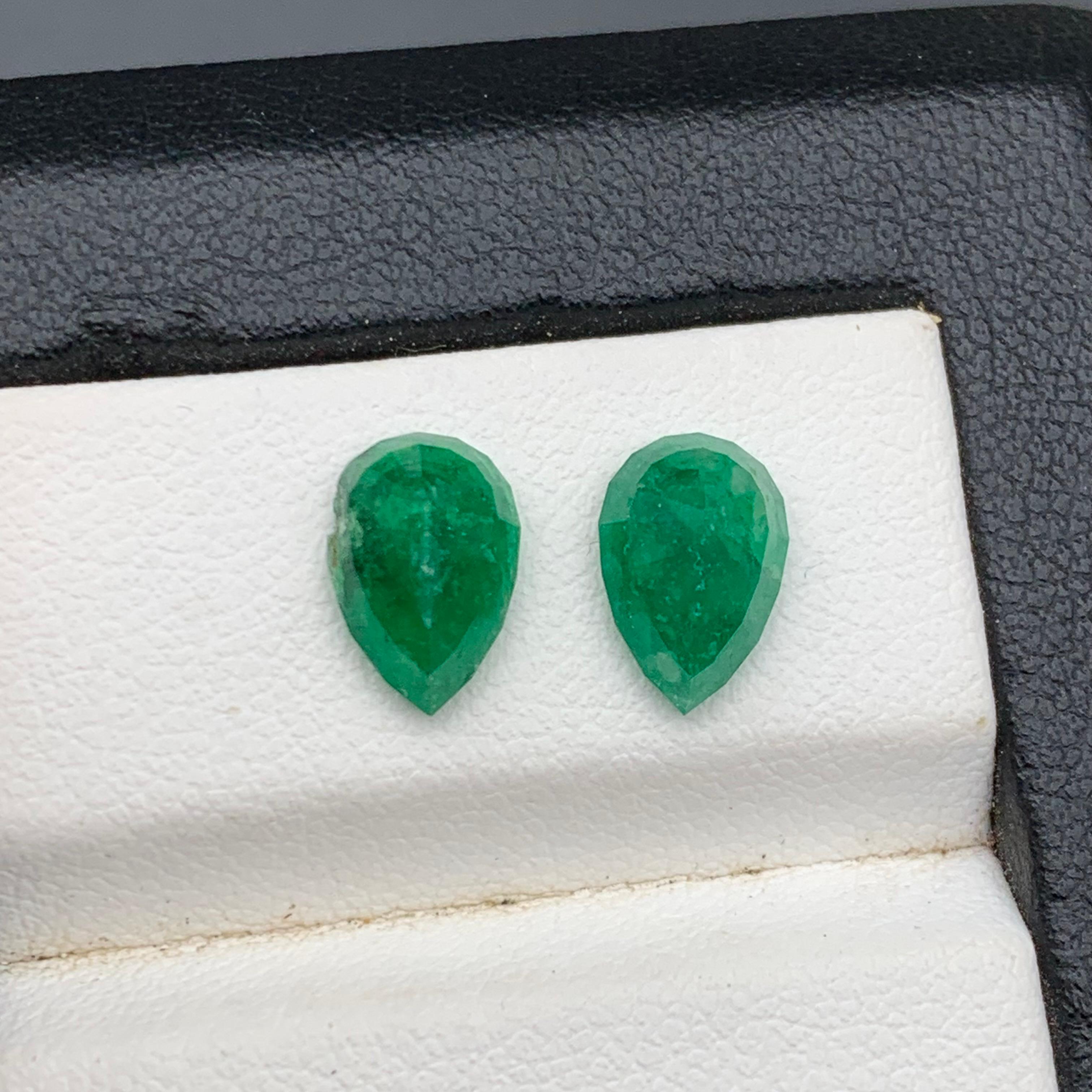 Natürlicher Grüner Smaragd Lose Edelstein Paar 2.90 Ct Birnenschliff für Ohrringe Schmuck für Damen oder Herren im Angebot