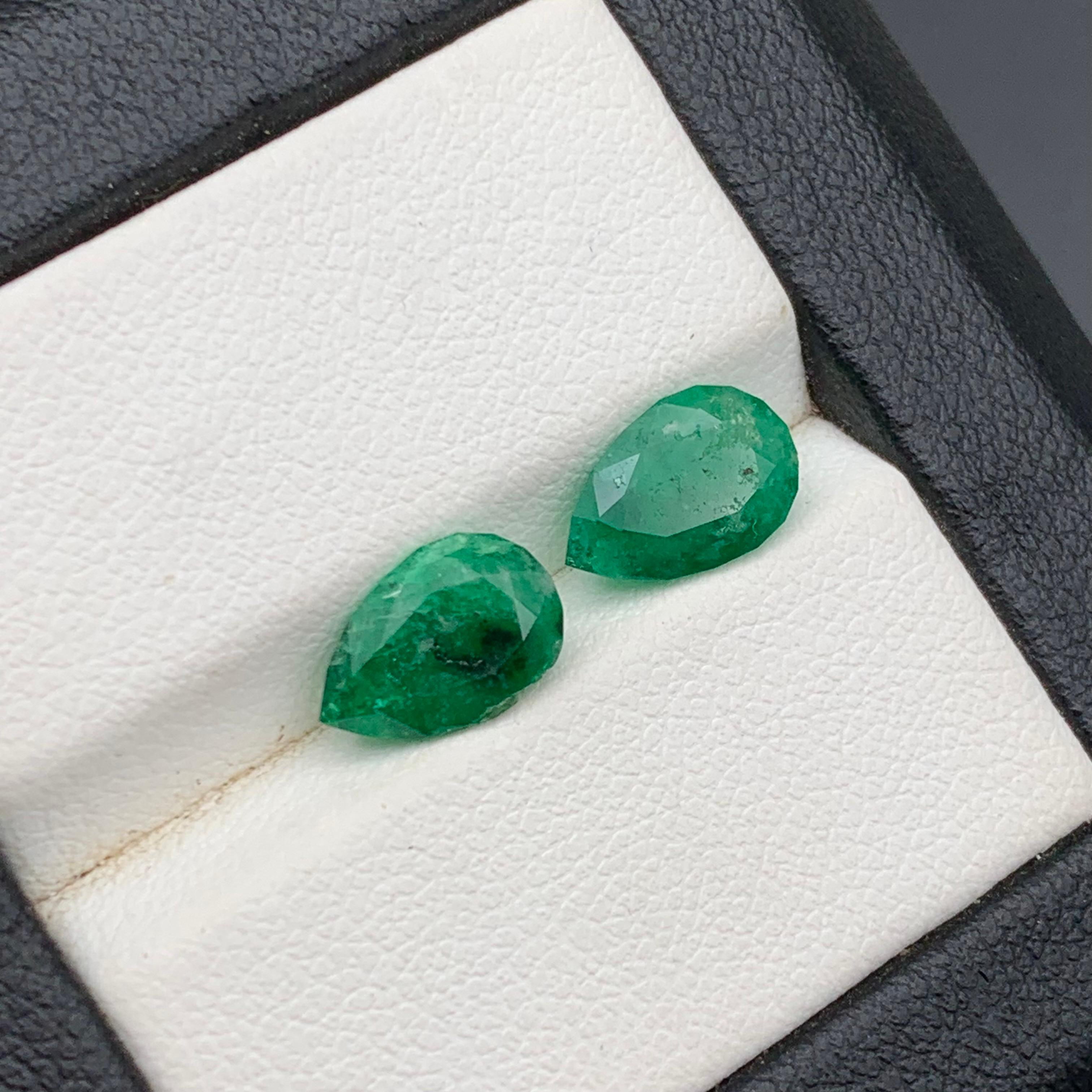 Natürlicher Grüner Smaragd Lose Edelstein Paar 2.90 Ct Birnenschliff für Ohrringe Schmuck im Angebot 1