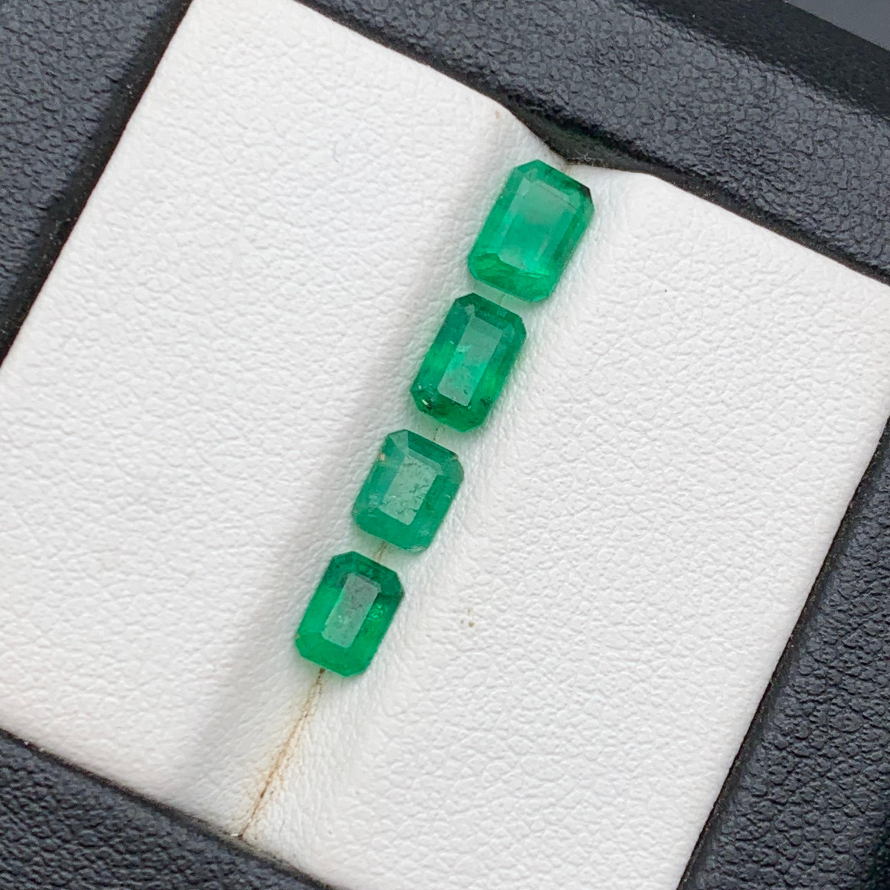 Natürlicher grüner Smaragd Lot 1,96 Ct (4 PCs) Lose Edelsteine Schmuck Größe von Swat (Zeitgenössisch) im Angebot