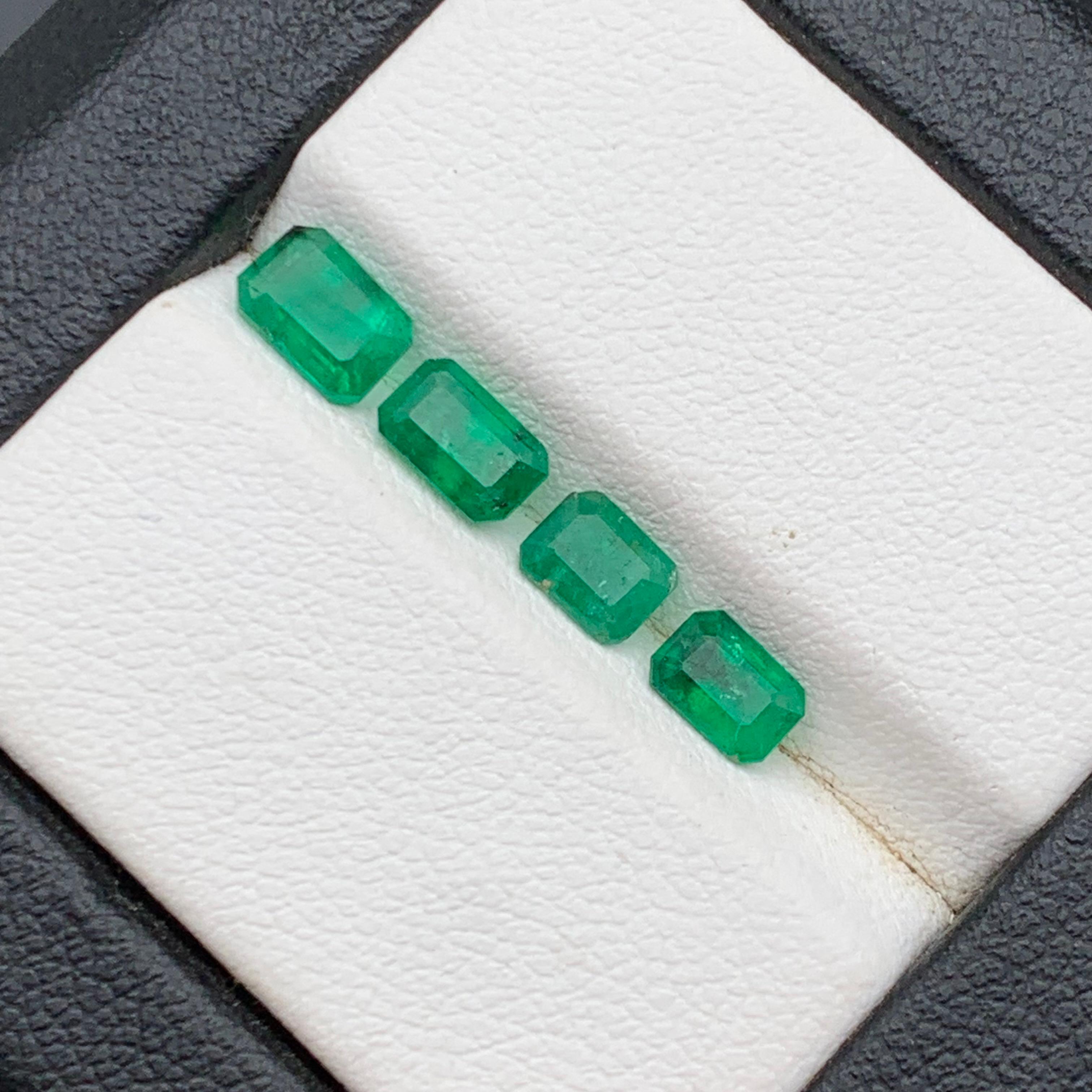 Natürlicher grüner Smaragd Lot 1,96 Ct (4 PCs) Lose Edelsteine Schmuck Größe von Swat (Smaragdschliff) im Angebot