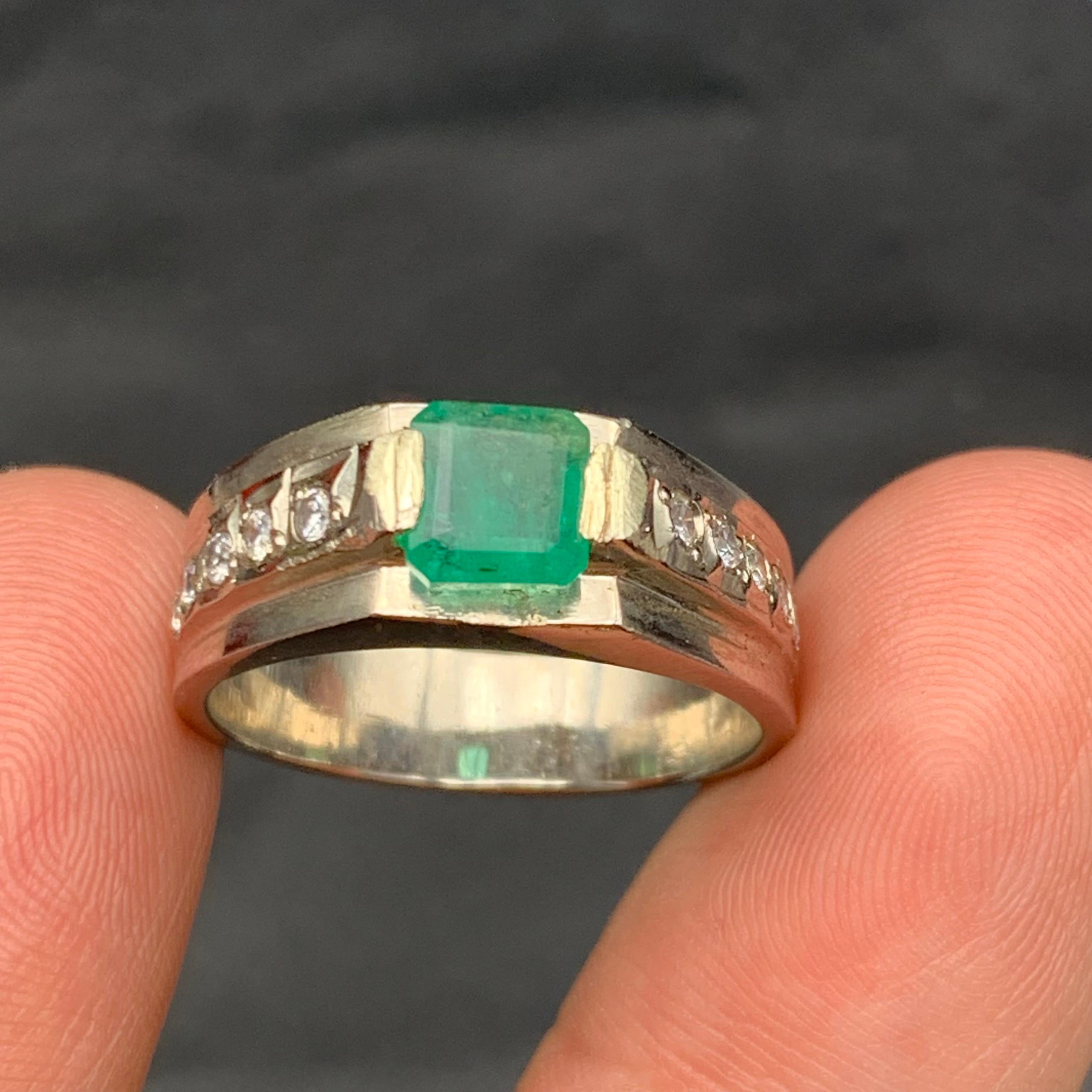 Natürlicher grüner Smaragd Ring in 925 Sterling Silber- Handgefertigter Vintage Halo Cocktail Ring, Rhodium plattiert mit seitlichen Akzentsteinen

💎 EDELSTEINART: Smaragd 
⚖️  RINGGEWICHT: 8,28 Gramm
💍  RINGGRÖSSE: 9.5 US
🪚 STEINFORM UND