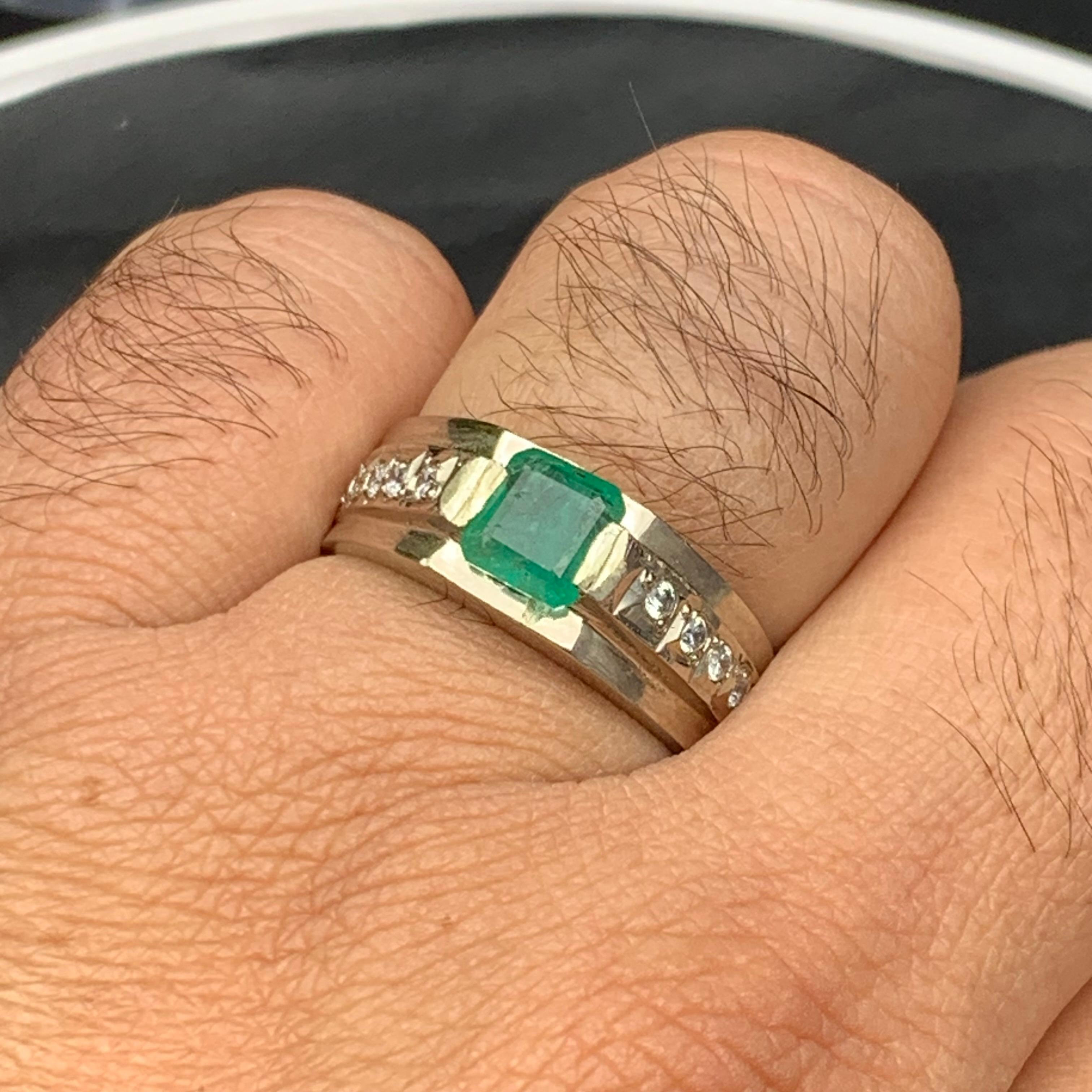 Natürlicher grüner Smaragd Ring in 925 Sterling Silber - Handgefertigt Rhodium plattiert (Moderne) im Angebot