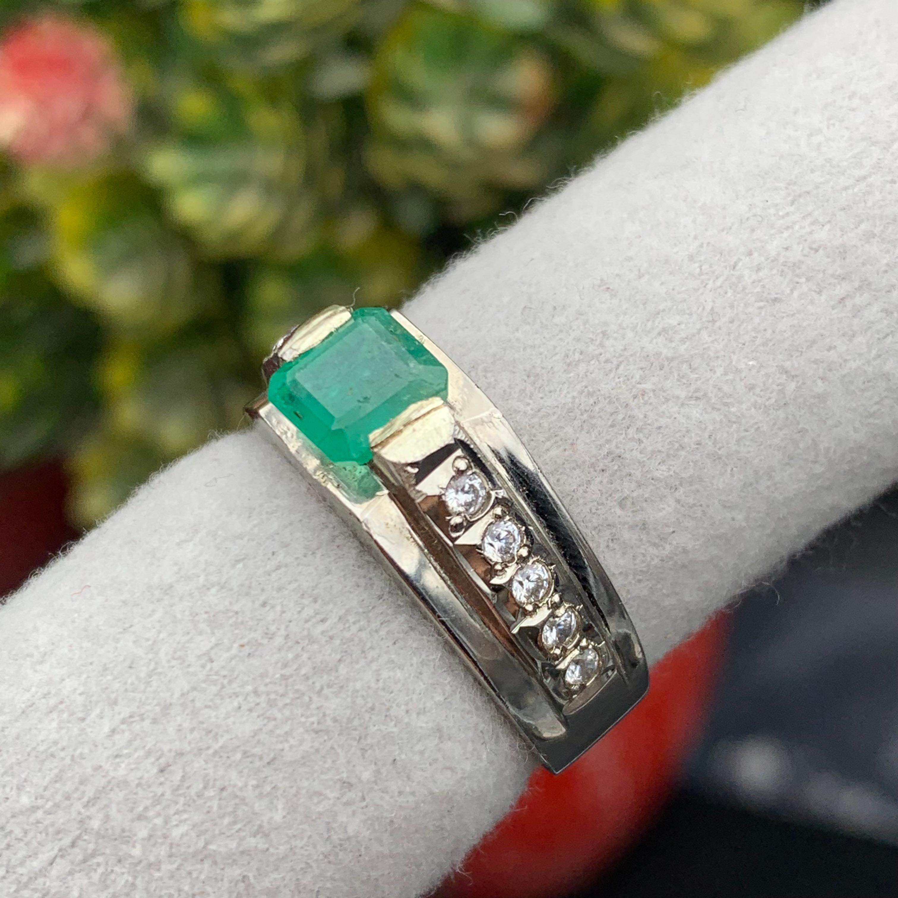 Natürlicher grüner Smaragd Ring in 925 Sterling Silber - Handgefertigt Rhodium plattiert (Ovalschliff) im Angebot