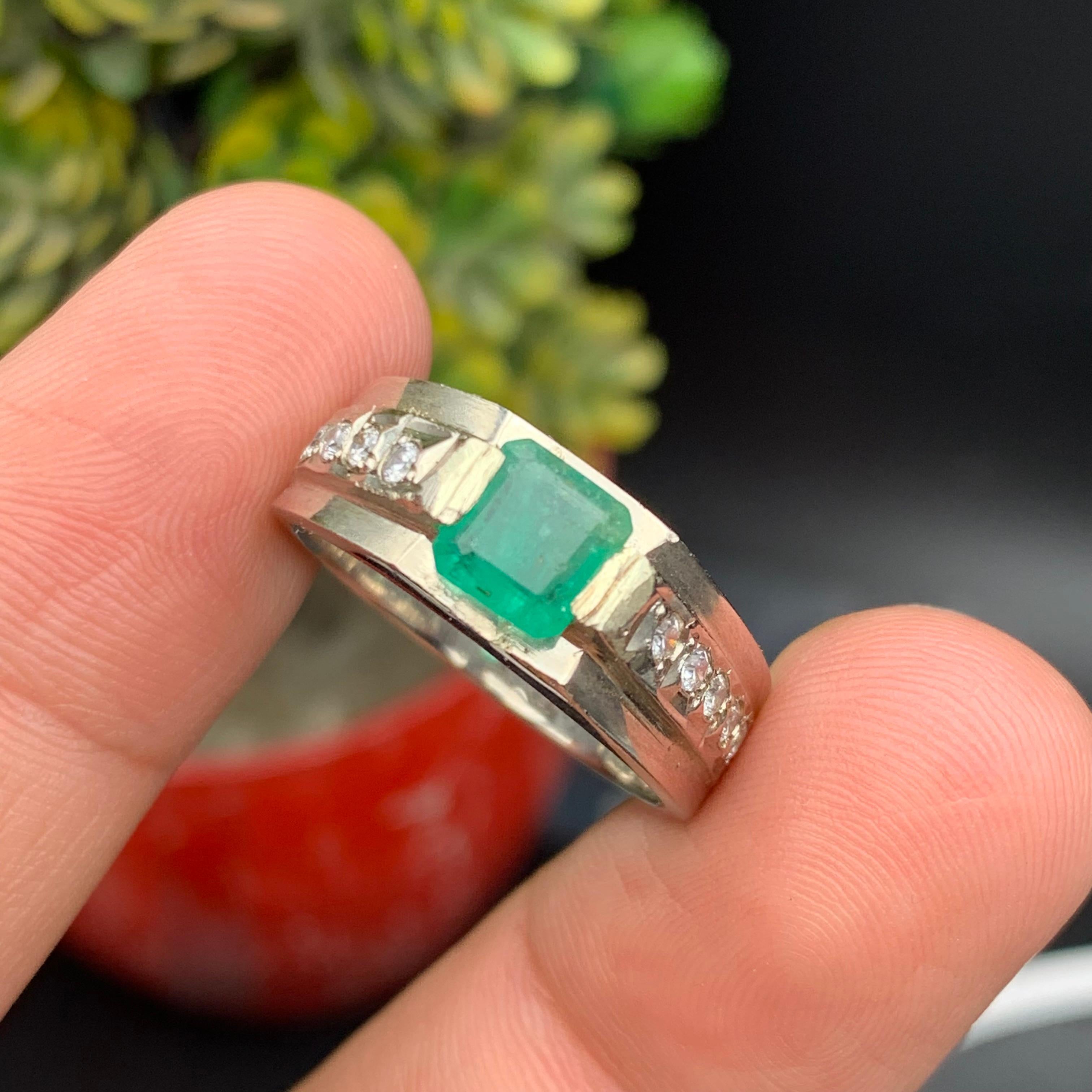 Natürlicher grüner Smaragd Ring in 925 Sterling Silber - Handgefertigt Rhodium plattiert im Zustand „Neu“ im Angebot in Peshawar, PK