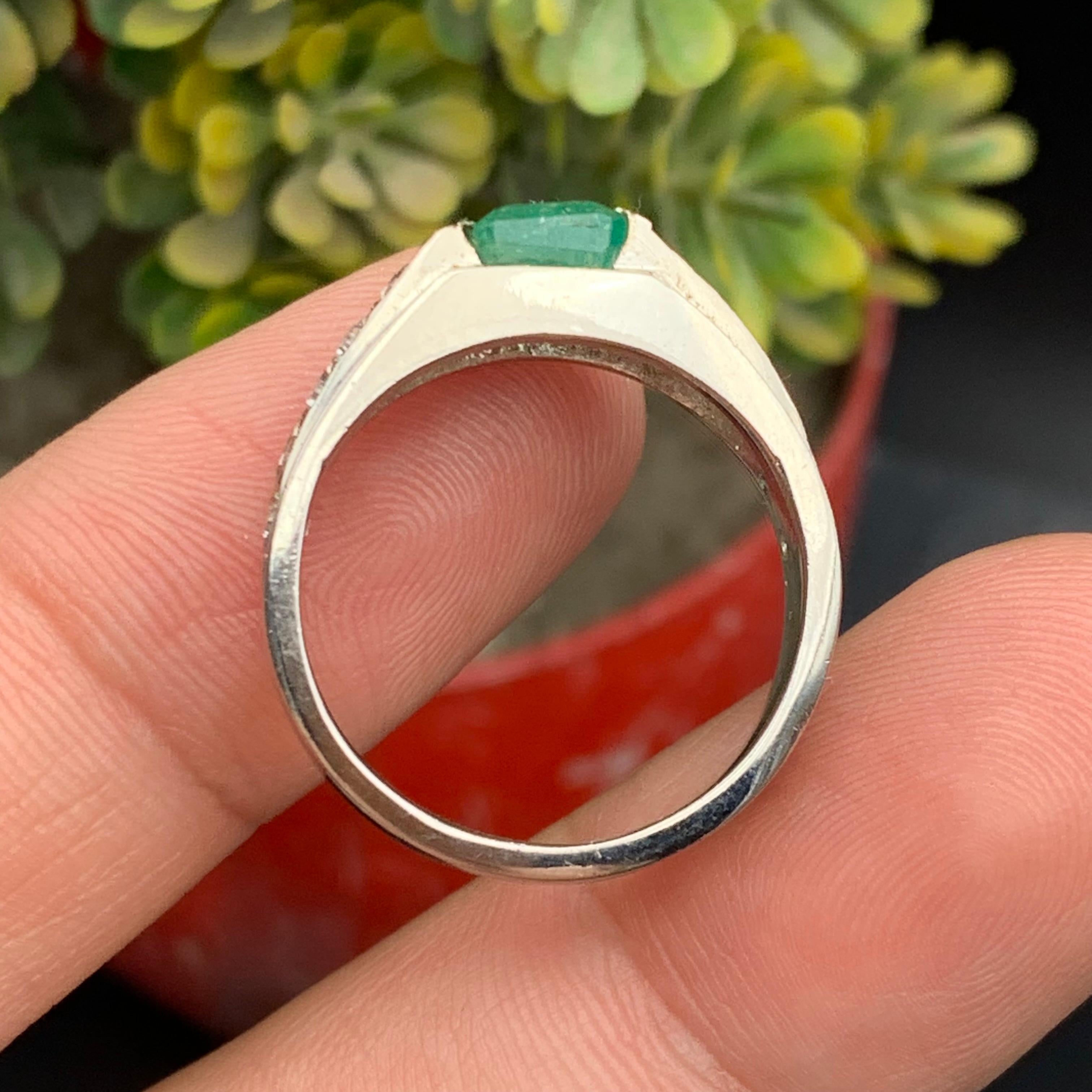 Natürlicher grüner Smaragd Ring in 925 Sterling Silber - Handgefertigt Rhodium plattiert für Damen oder Herren im Angebot