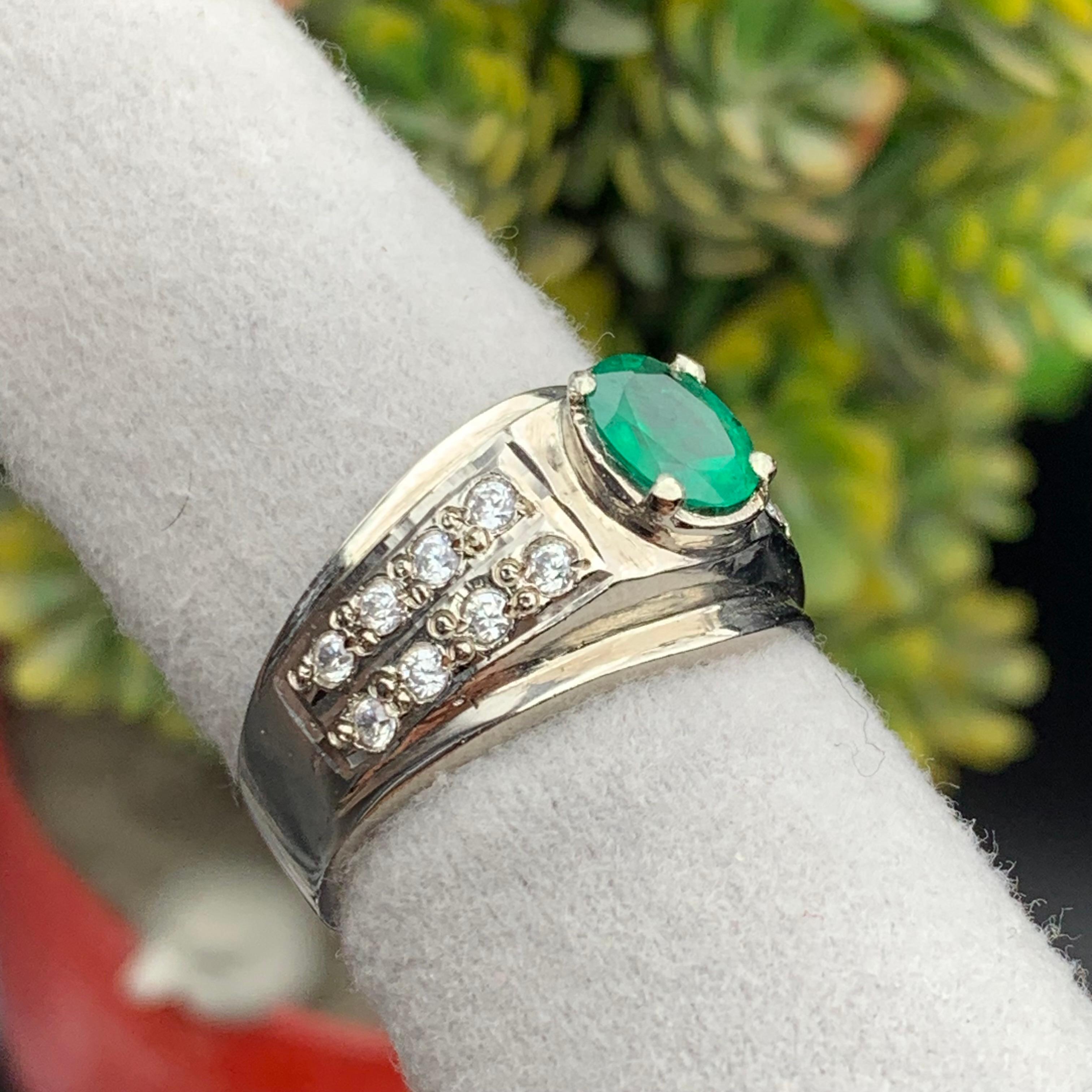 Anello con smeraldo verde naturale in argento 925 - Gioielli fatti a mano placcati in rodio in vendita 4