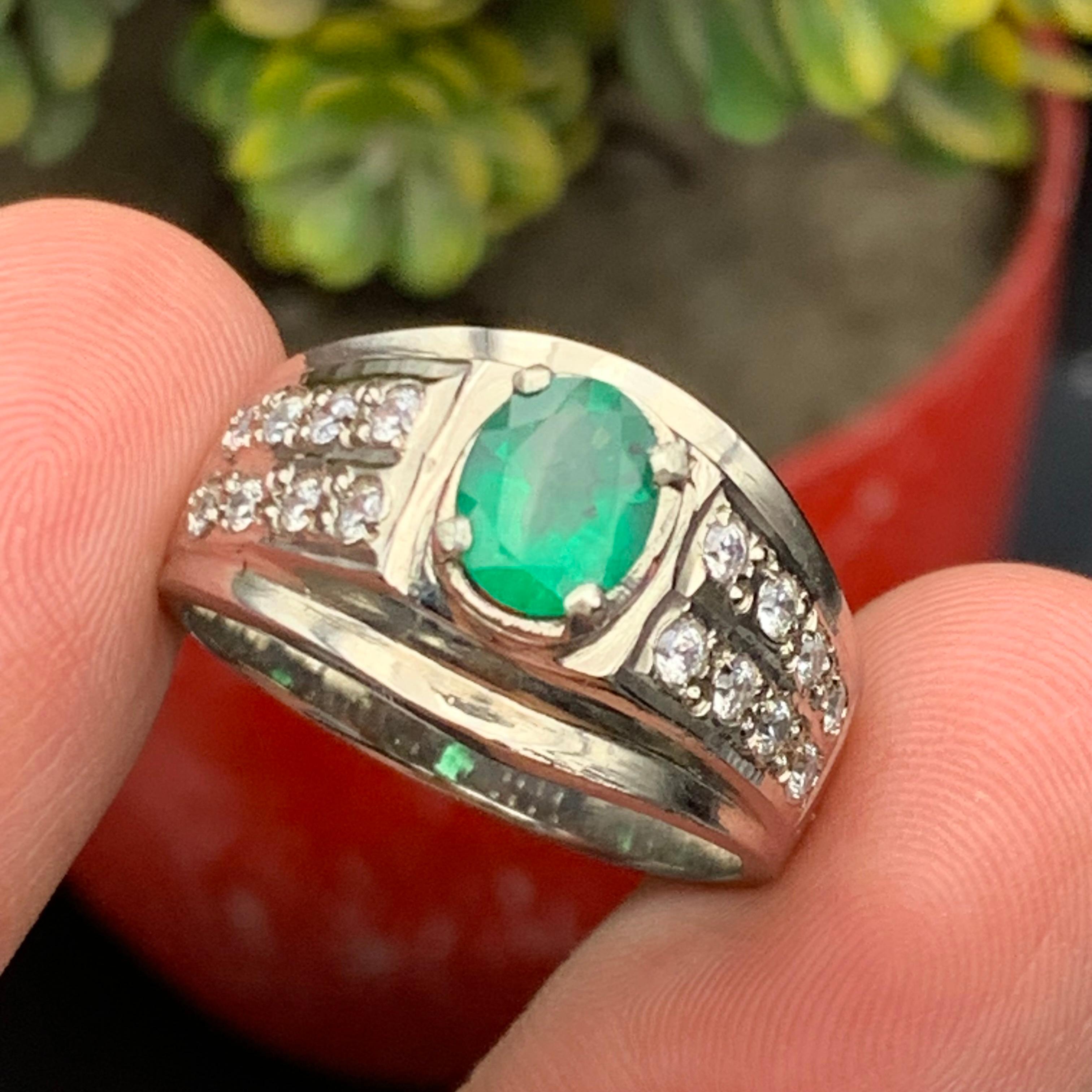 Anello con smeraldo verde naturale in argento 925 - Gioielli fatti a mano placcati in rodio in vendita 6