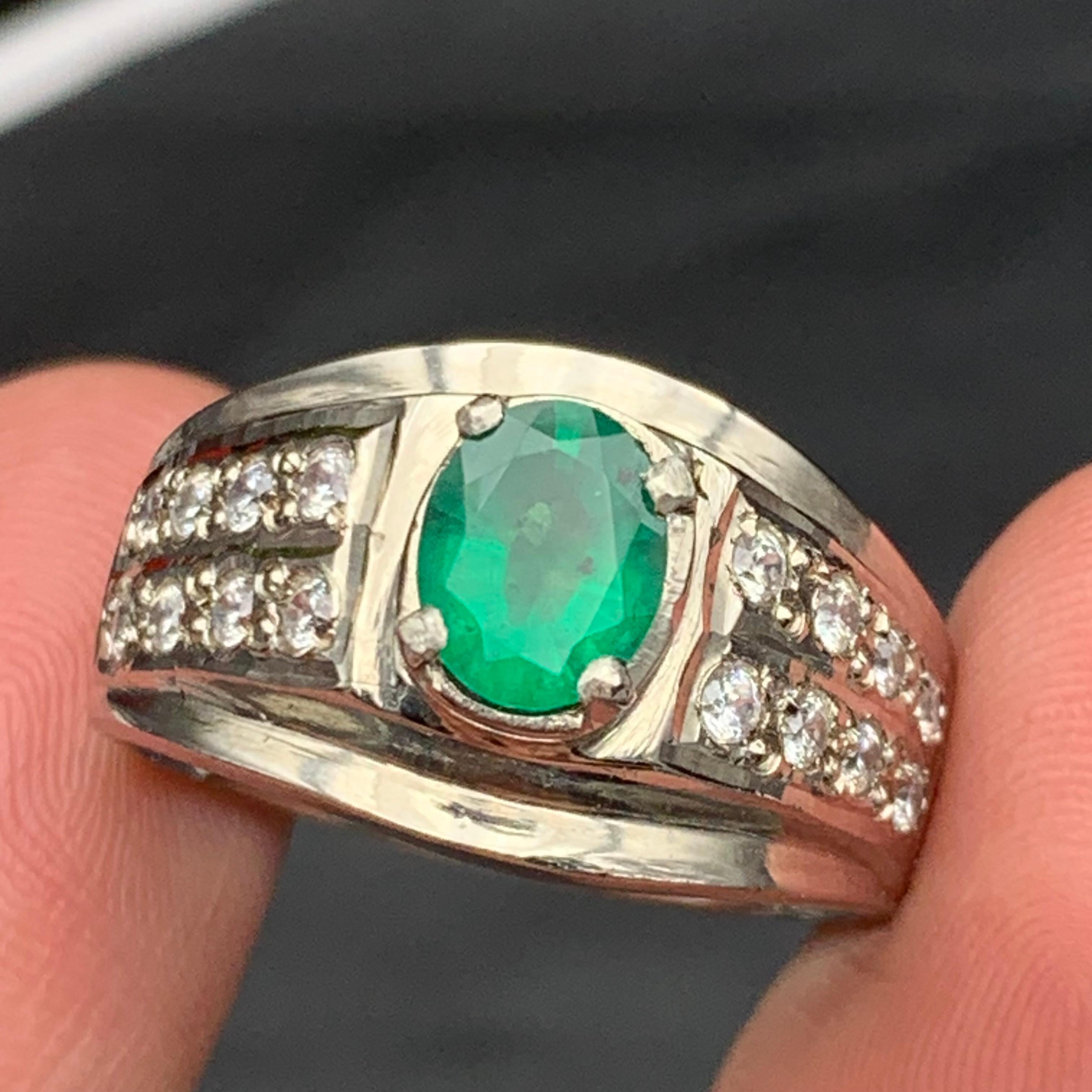 Anello con smeraldo verde ovale naturale in argento 925 - Anello da cocktail a forma di aureola fatto a mano, placcato in rodio e con pietre laterali.

💎 TIPO DI GEMMA: Smeraldo 
⚖️  PESO DELL'ANELLO: 8,99 grammi
💍  MISURA DELL'ANELLO: 10 US
FORMA