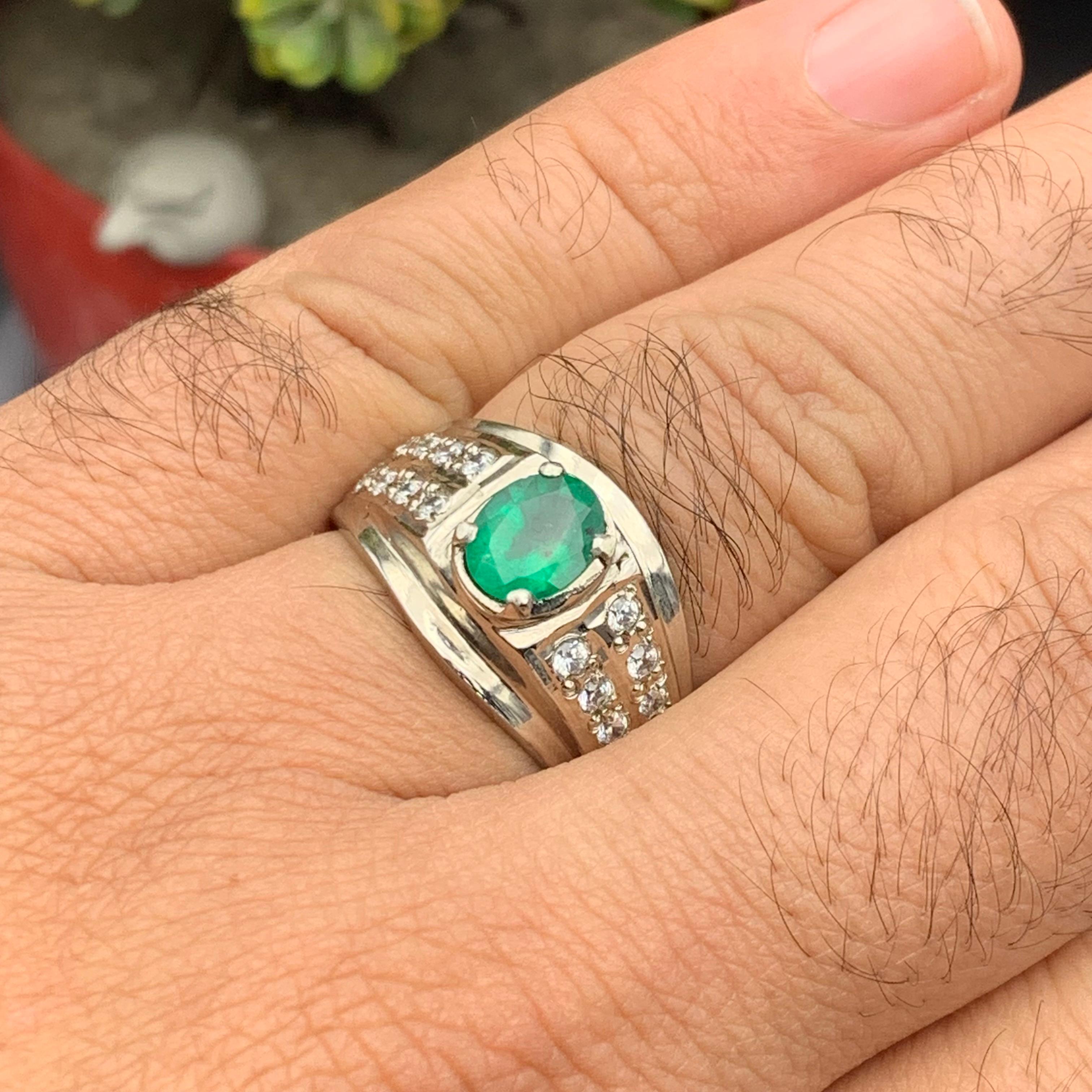 Moderno Anello con smeraldo verde naturale in argento 925 - Gioielli fatti a mano placcati in rodio in vendita