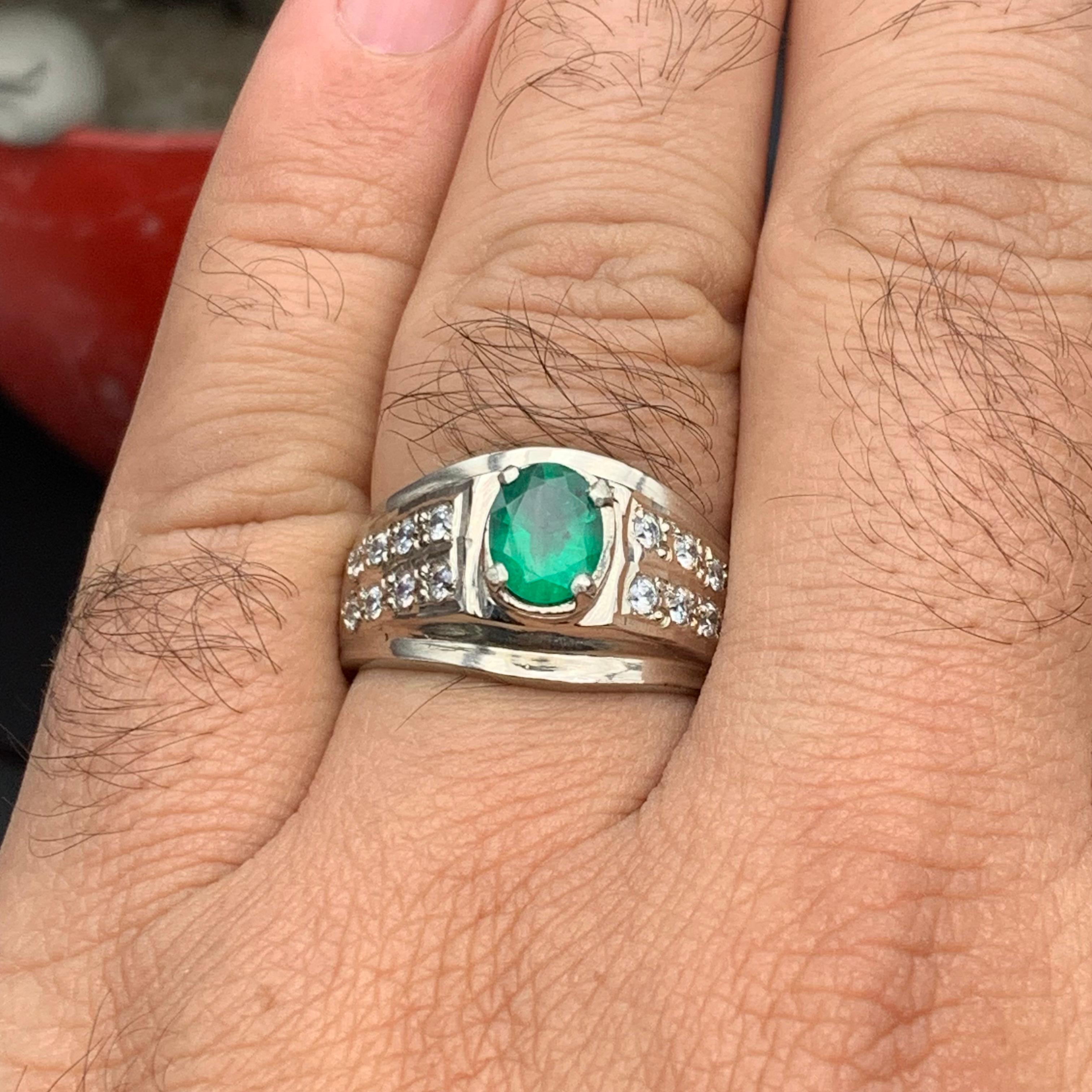 Taglio ovale Anello con smeraldo verde naturale in argento 925 - Gioielli fatti a mano placcati in rodio in vendita