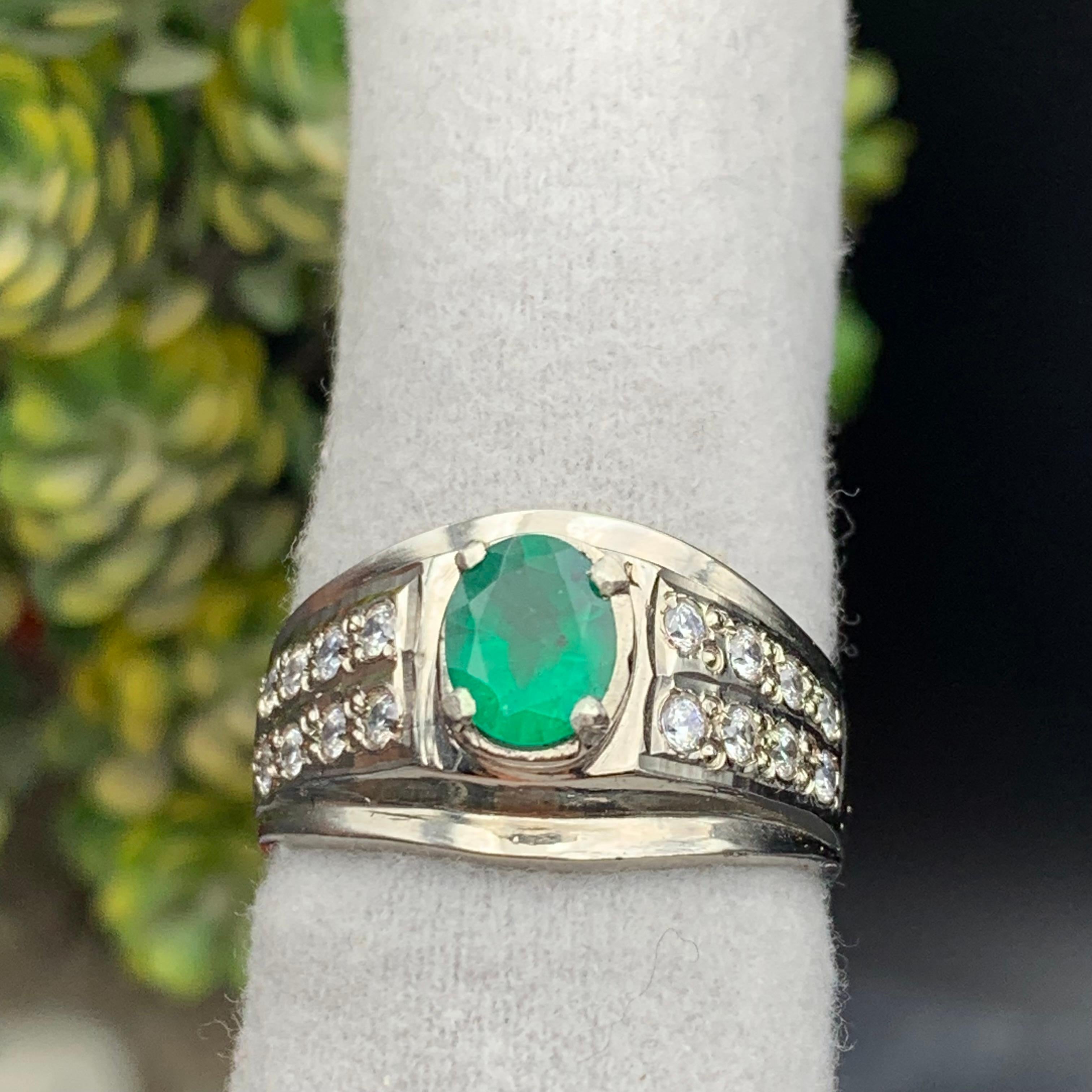 Anello con smeraldo verde naturale in argento 925 - Gioielli fatti a mano placcati in rodio In condizioni Nuovo in vendita a Peshawar, PK