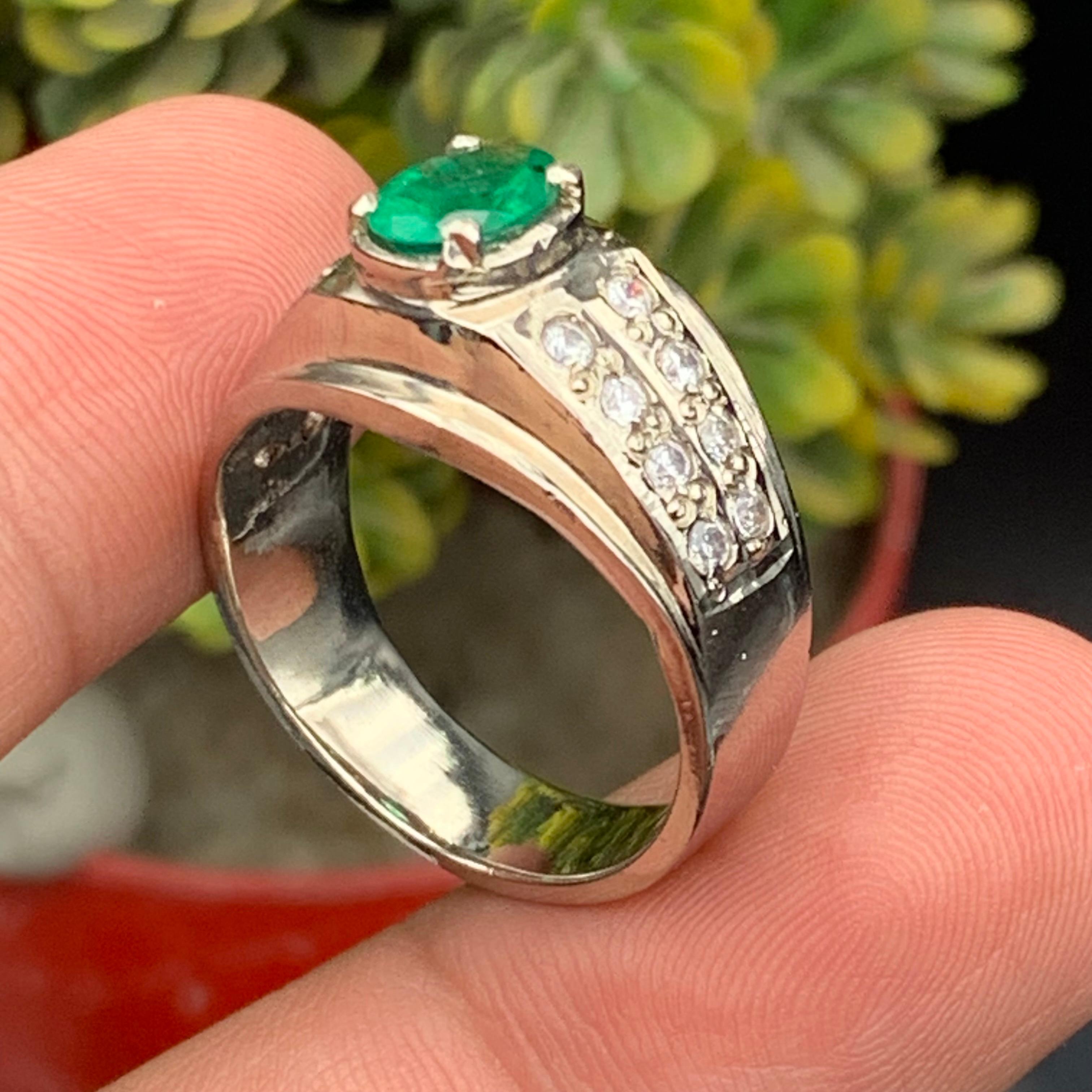 Anello con smeraldo verde naturale in argento 925 - Gioielli fatti a mano placcati in rodio in vendita 1