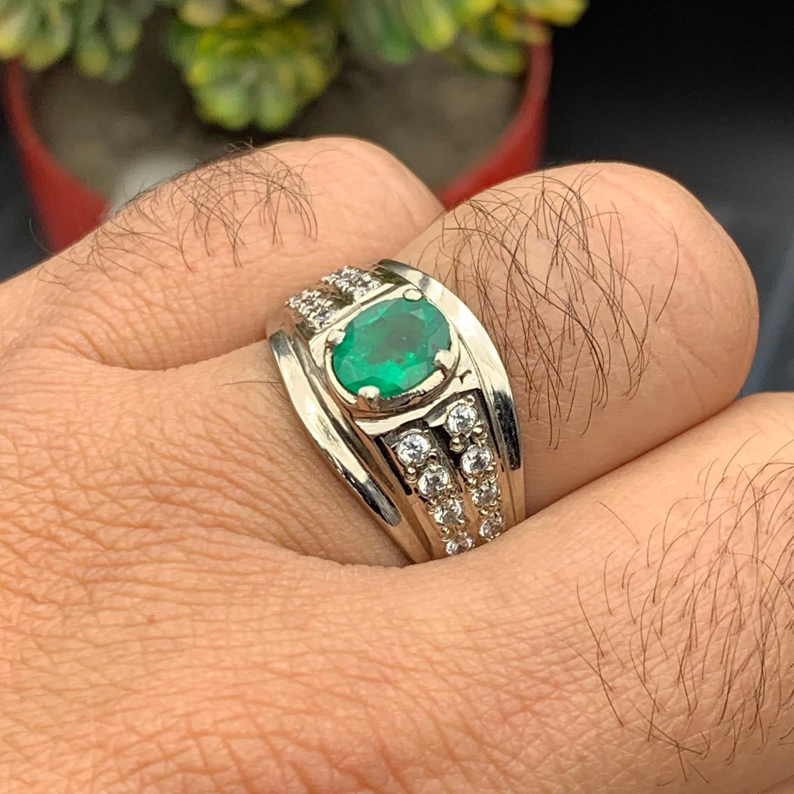 Anello con smeraldo verde naturale in argento 925 - Gioielli fatti a mano placcati in rodio in vendita 3