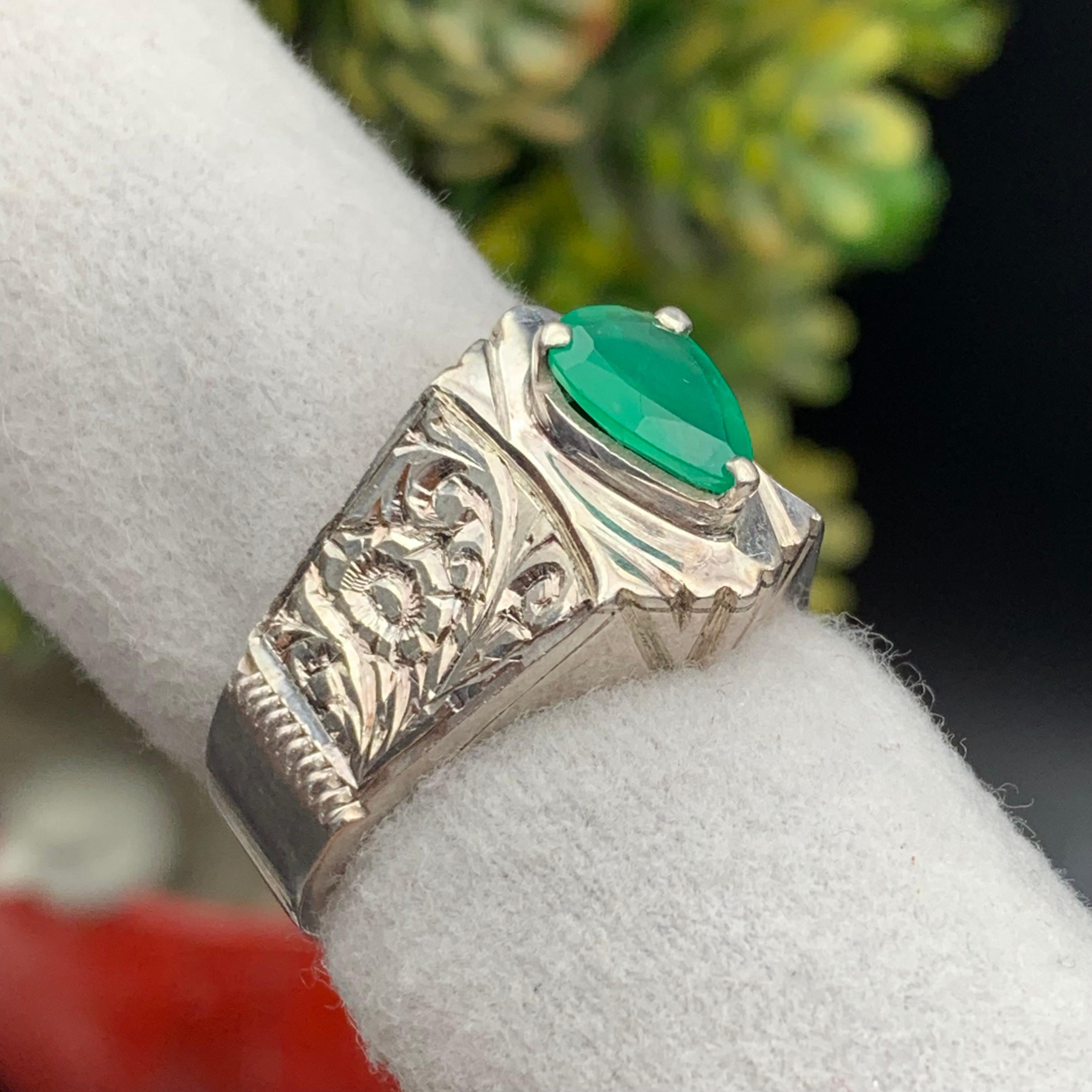 Anello con smeraldo verde naturale in argento 925 - fatto a mano con incisione sulla banda in vendita 4