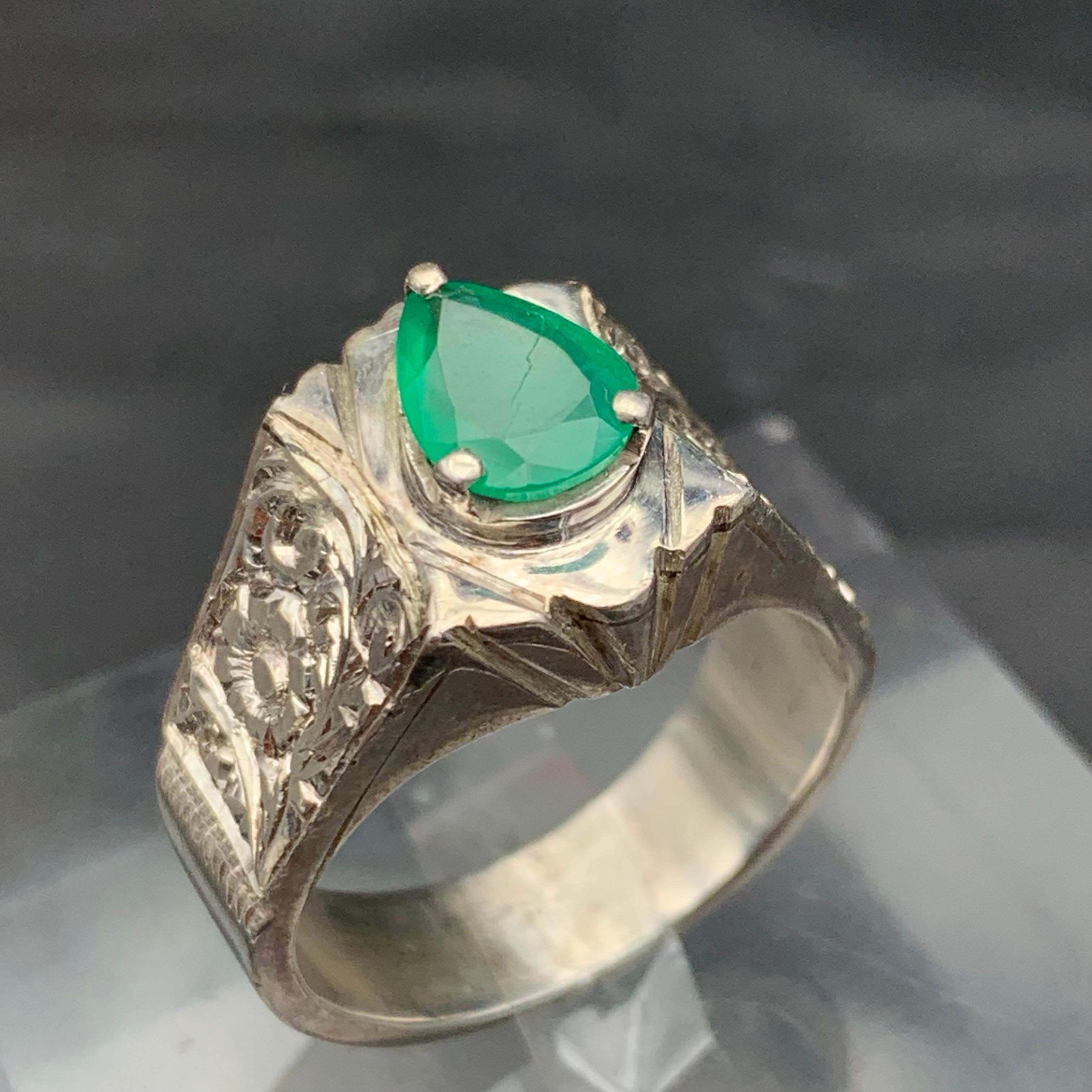 Anello con smeraldo verde naturale in argento 925 - fatto a mano con incisione sulla banda in vendita 5