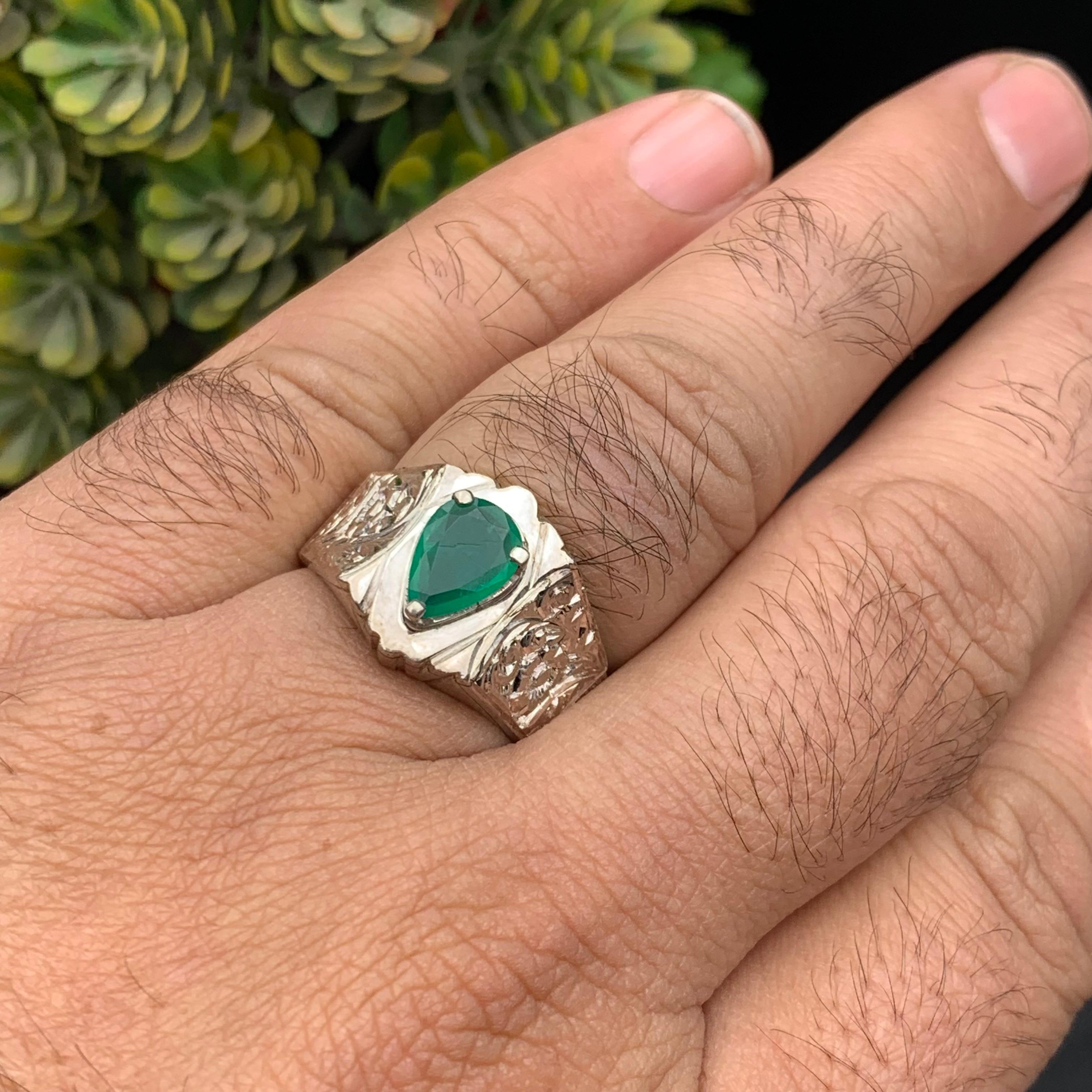 Anello con smeraldo verde naturale in argento 925 - fatto a mano con incisione sulla banda in vendita 7