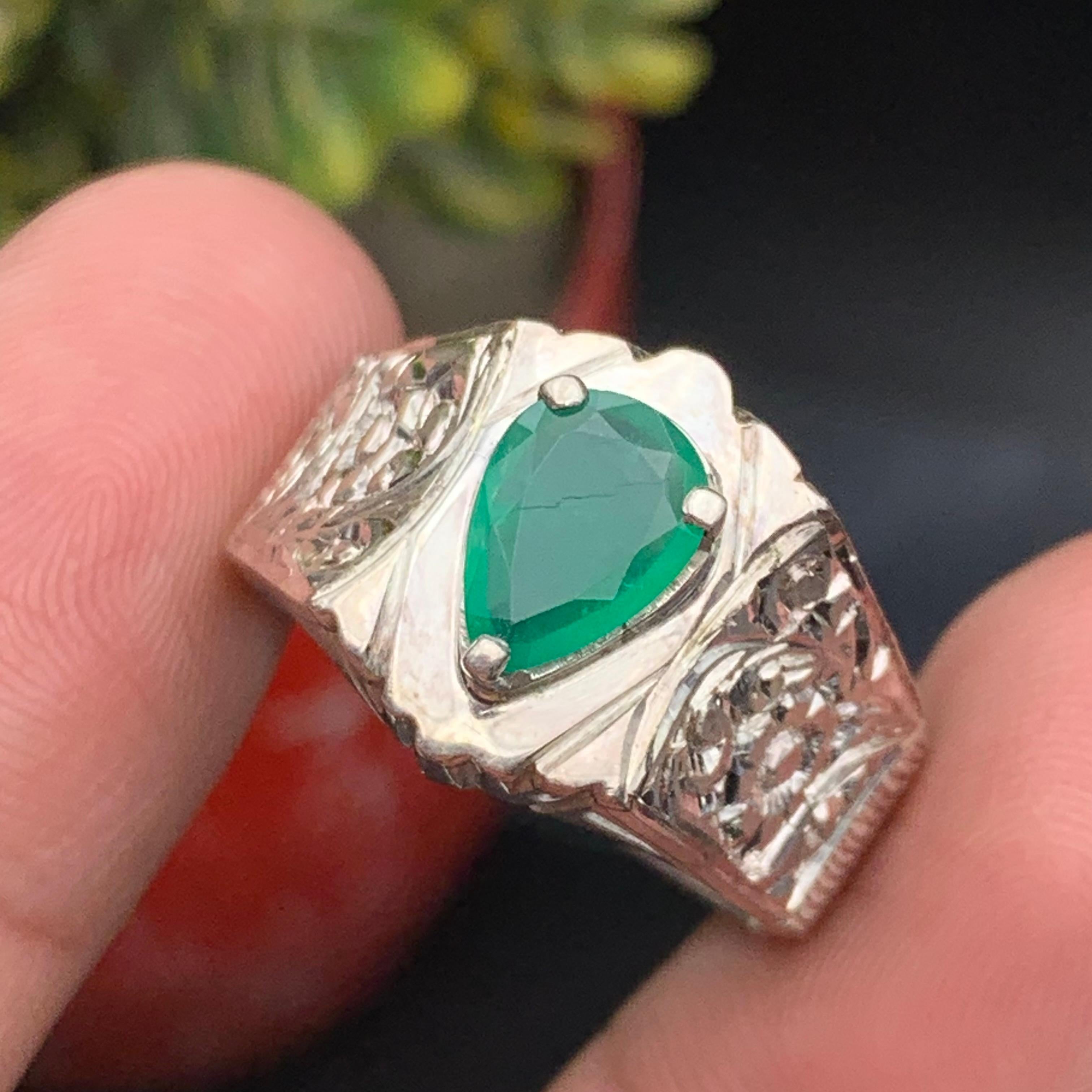 Anello con smeraldo verde naturale a forma di pera in argento 925 - Anello da cocktail fatto a mano,  con incisione sulla banda laterale.

💎 TIPO DI GEMMA: Smeraldo 
⚖️  PESO DELL'ANELLO: 9,41 grammi
💍  MISURA DELL'ANELLO: 10 US
FORMA E TAGLIO