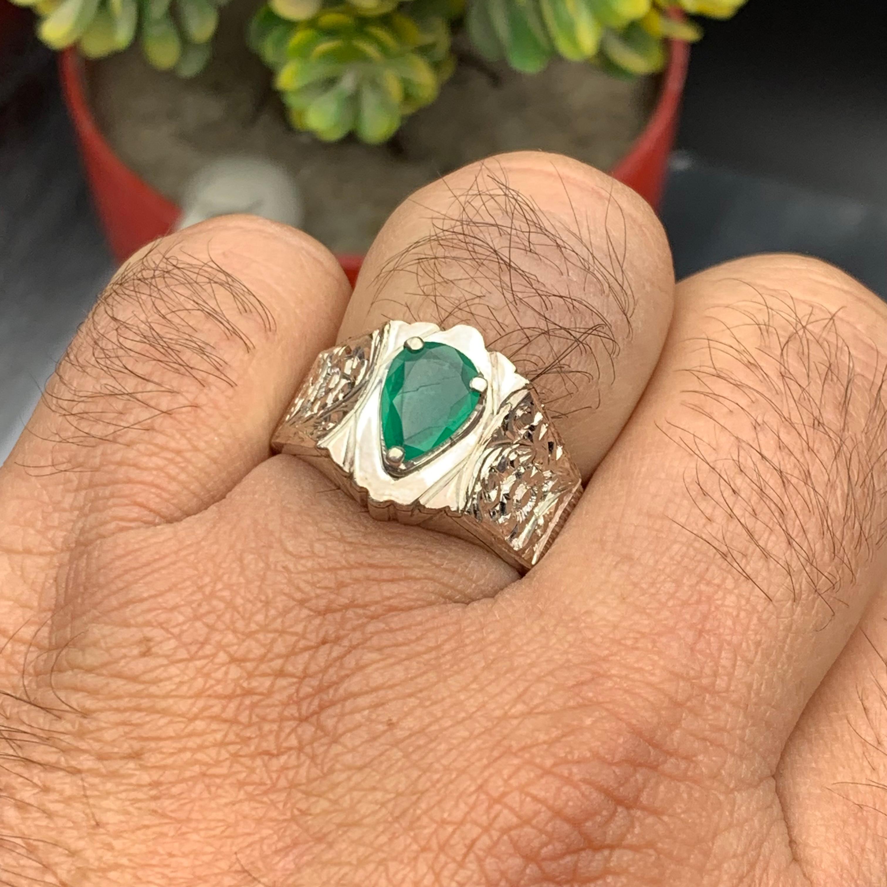 Artigiano Anello con smeraldo verde naturale in argento 925 - fatto a mano con incisione sulla banda in vendita