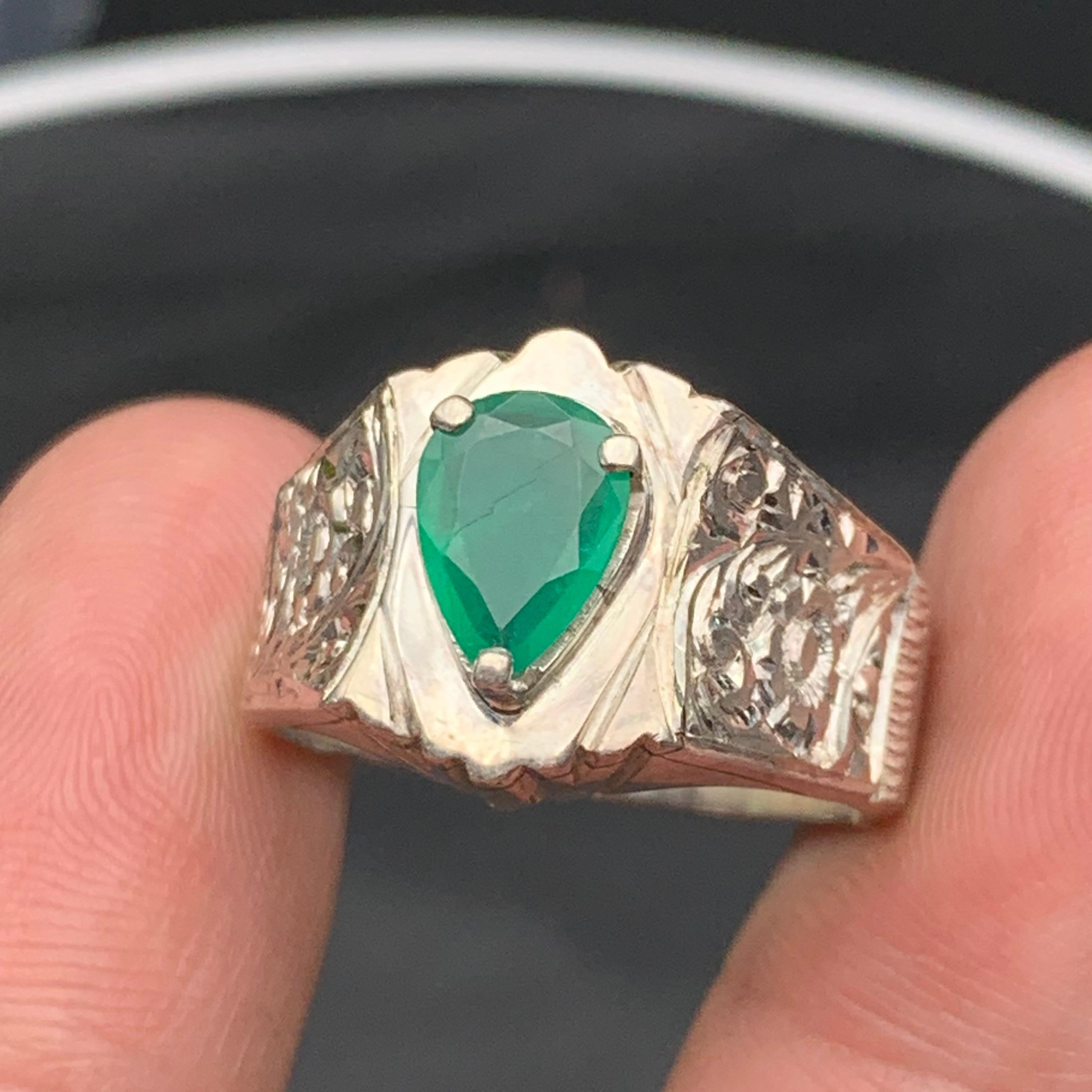 Taglio a goccia Anello con smeraldo verde naturale in argento 925 - fatto a mano con incisione sulla banda in vendita