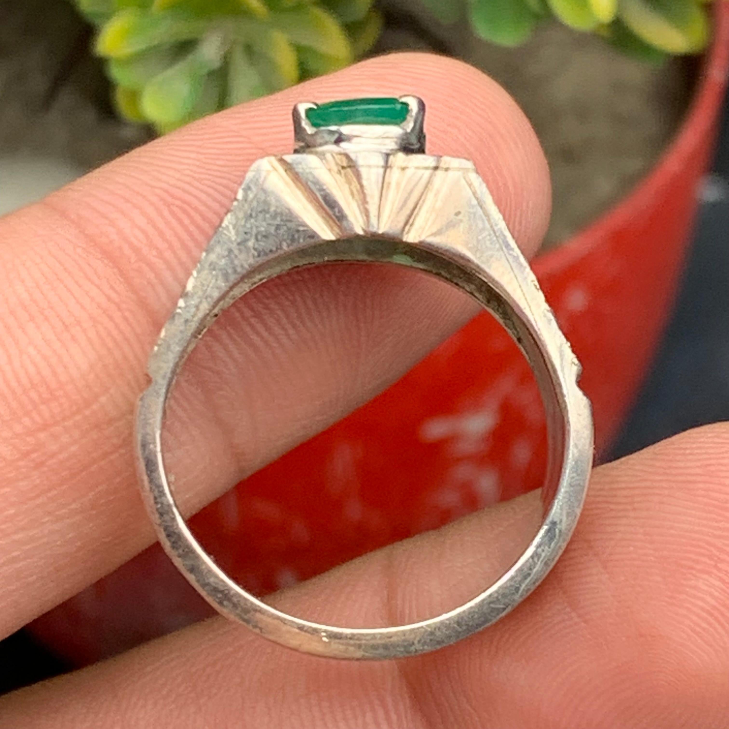 Anello con smeraldo verde naturale in argento 925 - fatto a mano con incisione sulla banda In condizioni Nuovo in vendita a Peshawar, PK