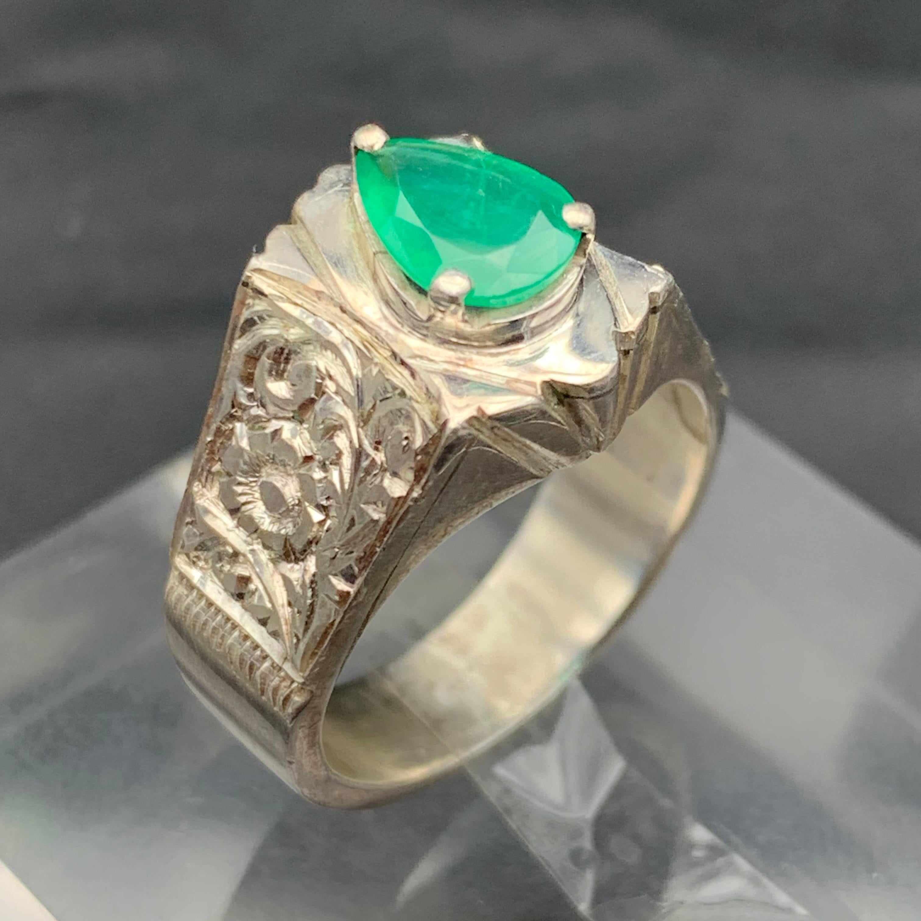 da uomo o donna Anello con smeraldo verde naturale in argento 925 - fatto a mano con incisione sulla banda in vendita