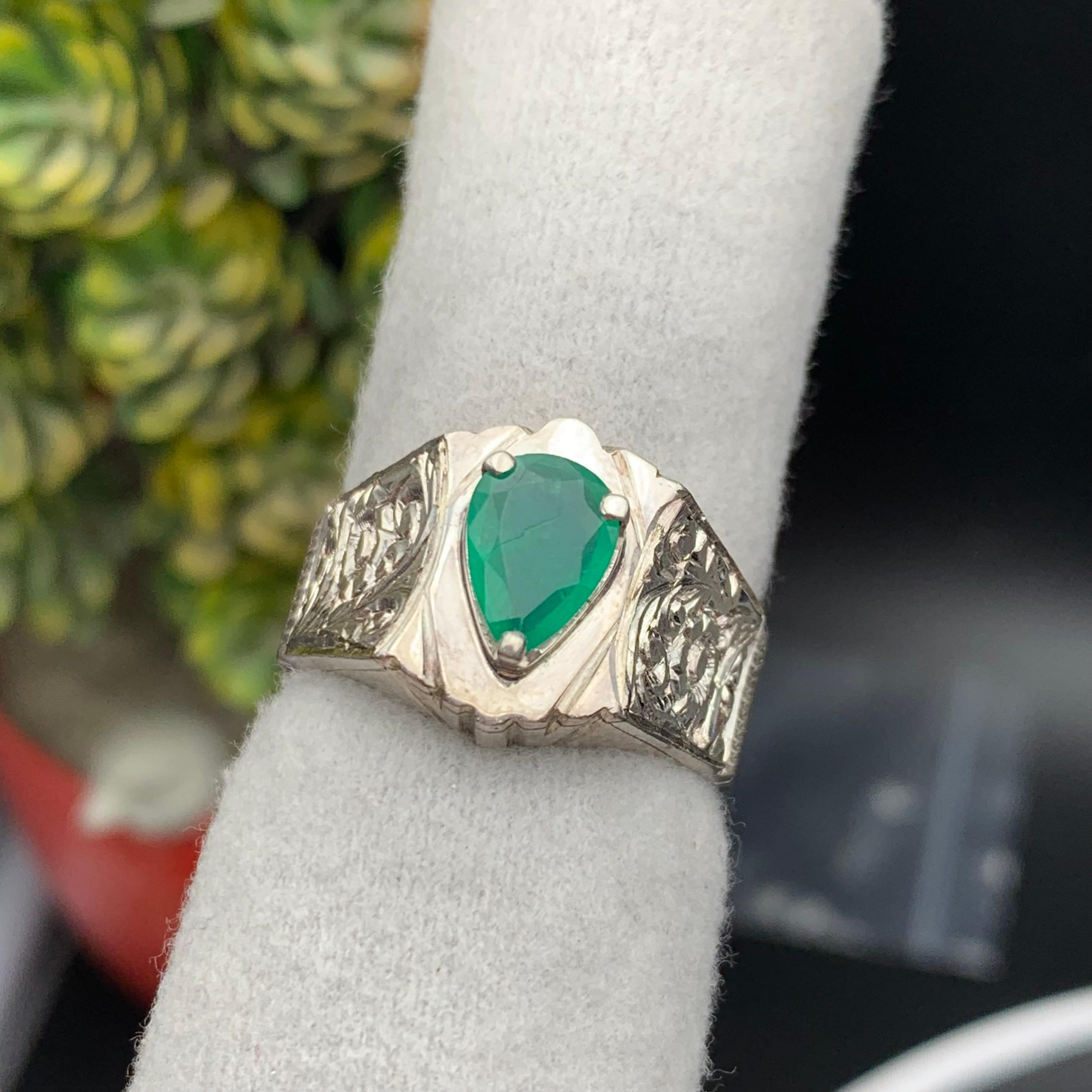 Anello con smeraldo verde naturale in argento 925 - fatto a mano con incisione sulla banda in vendita 1