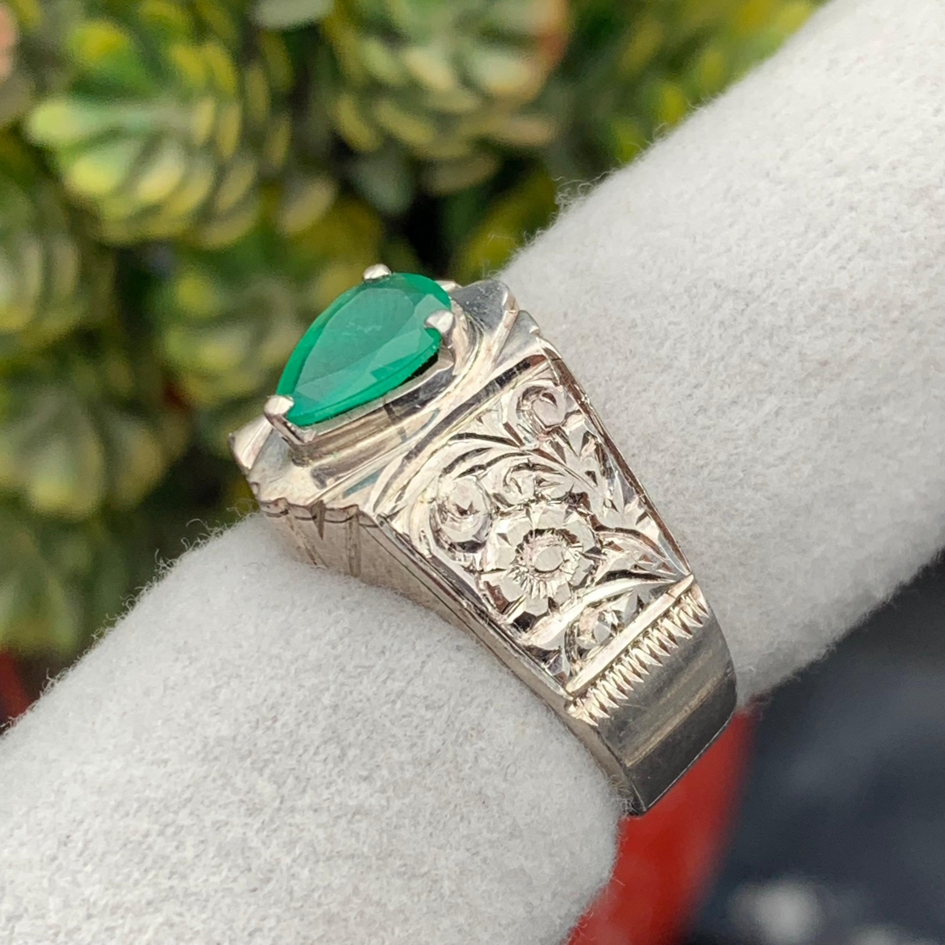 Anello con smeraldo verde naturale in argento 925 - fatto a mano con incisione sulla banda in vendita 2