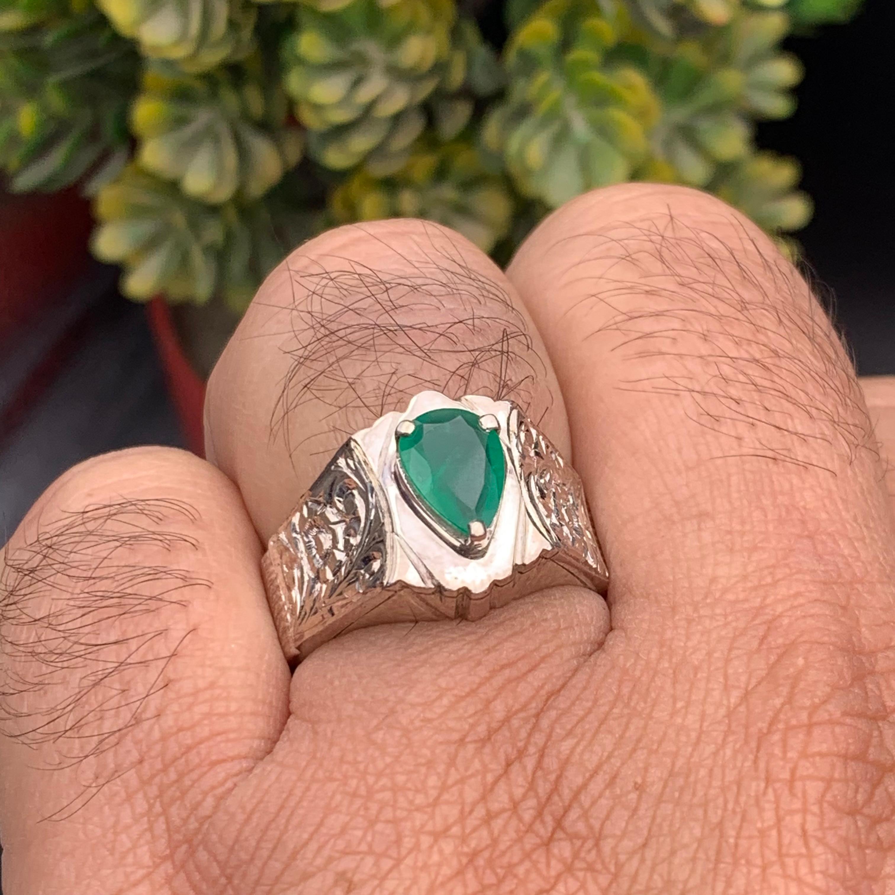 Anello con smeraldo verde naturale in argento 925 - fatto a mano con incisione sulla banda in vendita 3