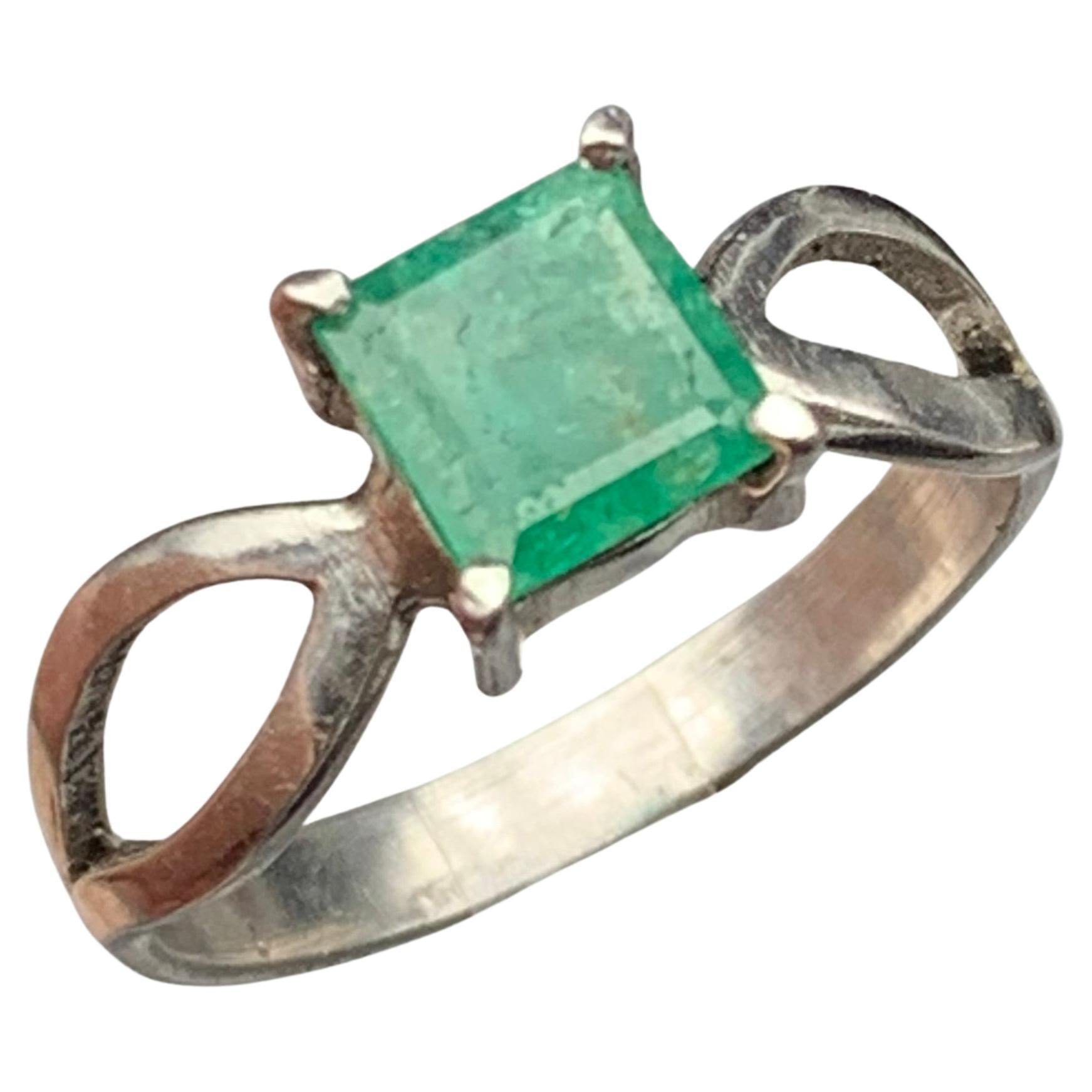Natural Green Emerald Square Cut Silver Ring in Handmade 925 Sterling Silver For Sale