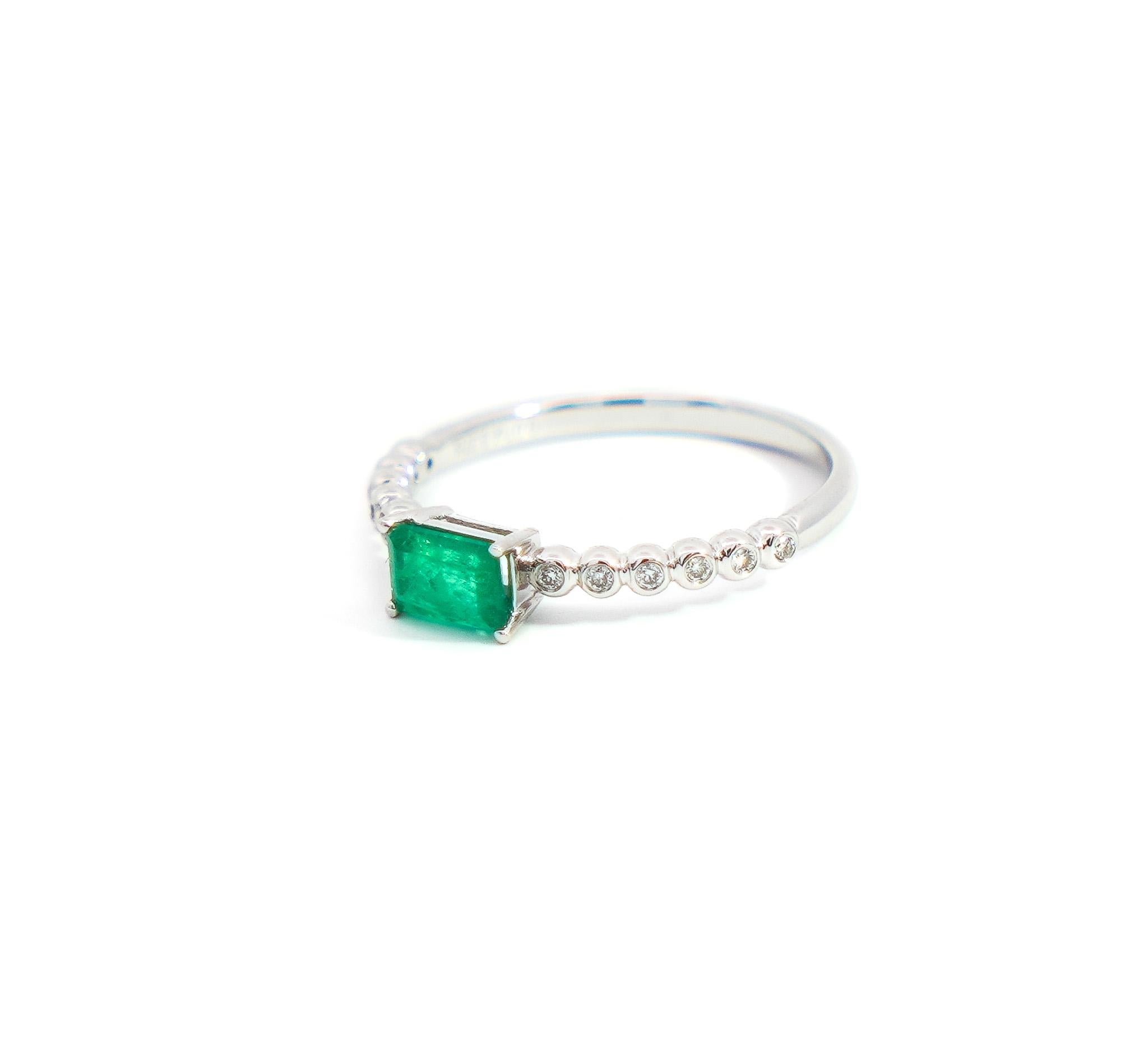 Modern Natural Green Emerald with Bezel Set Diamond Side Stones Stacking Ring For Sale