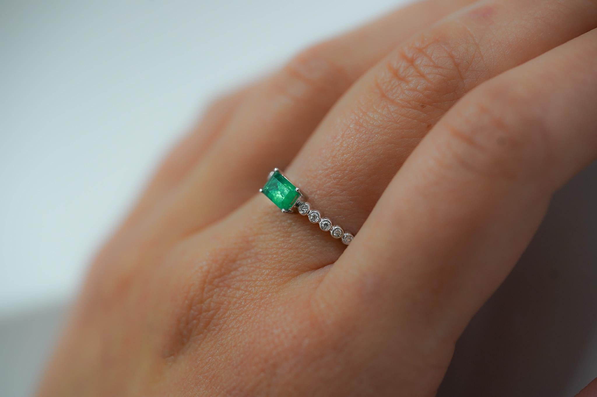 Natural Green Emerald with Bezel Set Diamond Side Stones Stacking Ring In New Condition For Sale In Miami, FL