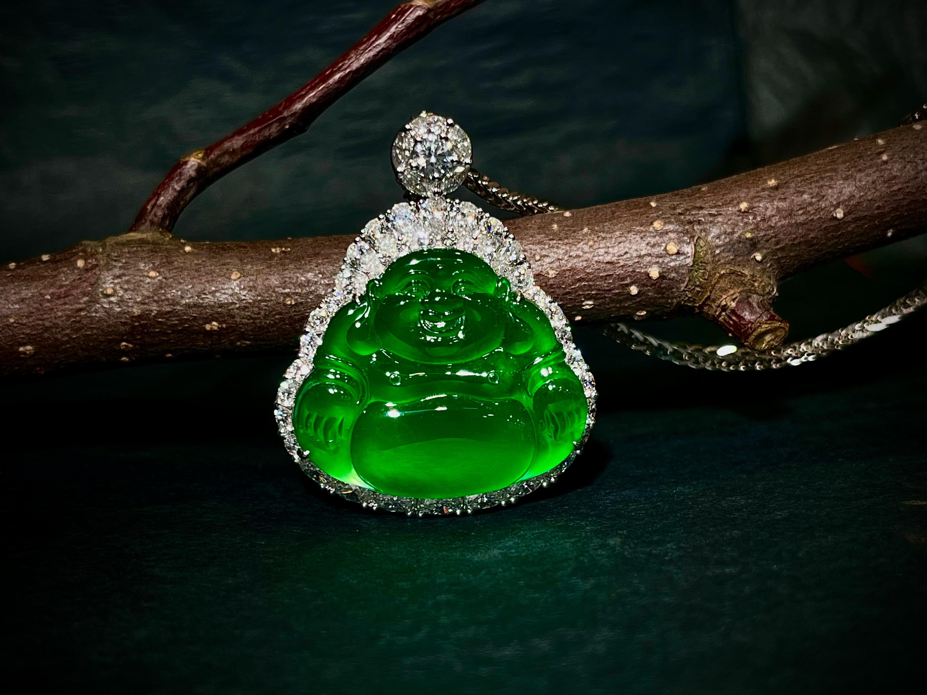 Pendentif Bouddha en jadéite naturelle vert impérial, certifié jadéite naturelle de type A (FeiCui)  d'une couleur vert émeraude intense et uniforme, d'une translucidité exceptionnelle et d'un éclat radieux. Orné de diamants ronds de taille brillant