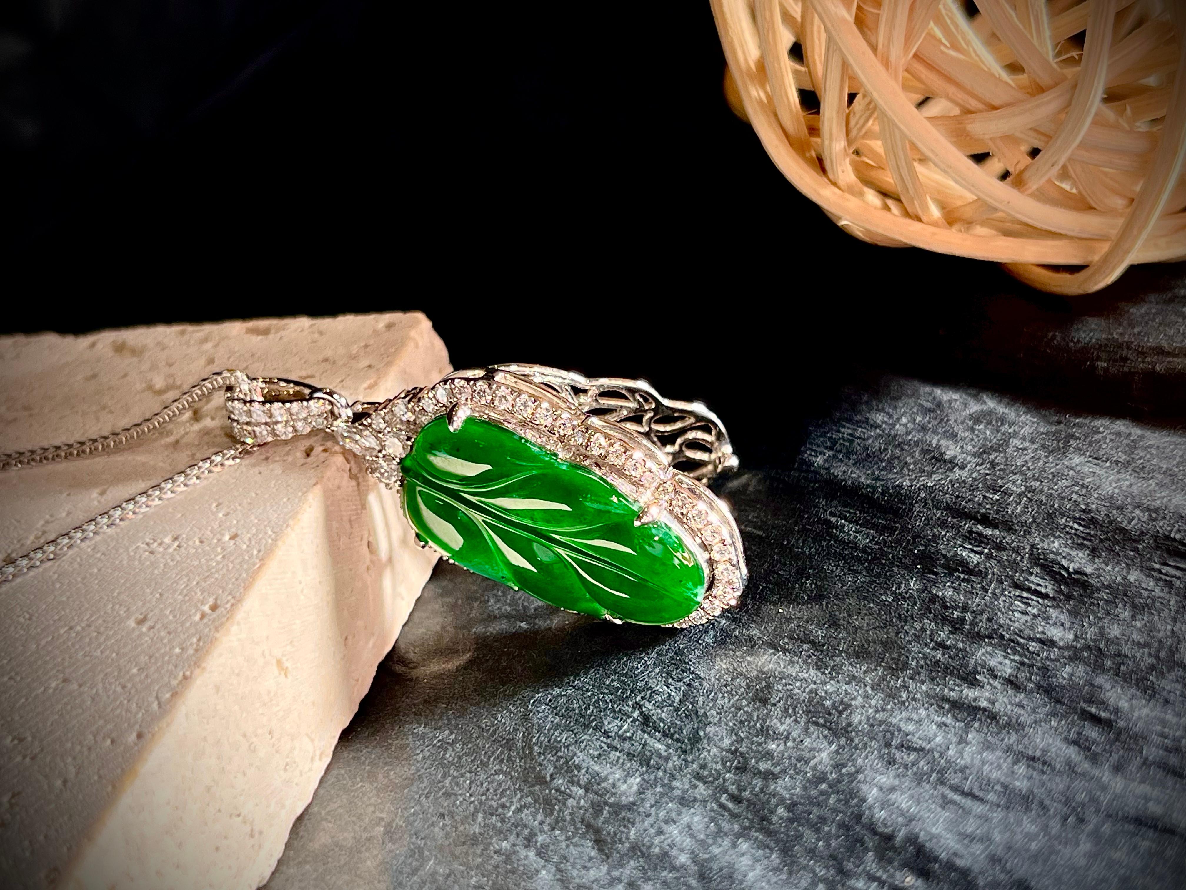 Este colgante de jadeíta natural en forma de hoja exhibe un exuberante tono esmeralda con una translucidez excepcional, encarnando el símbolo auspicioso que representa tanto la prosperidad profesional como la tranquilidad vital. Meticulosamente