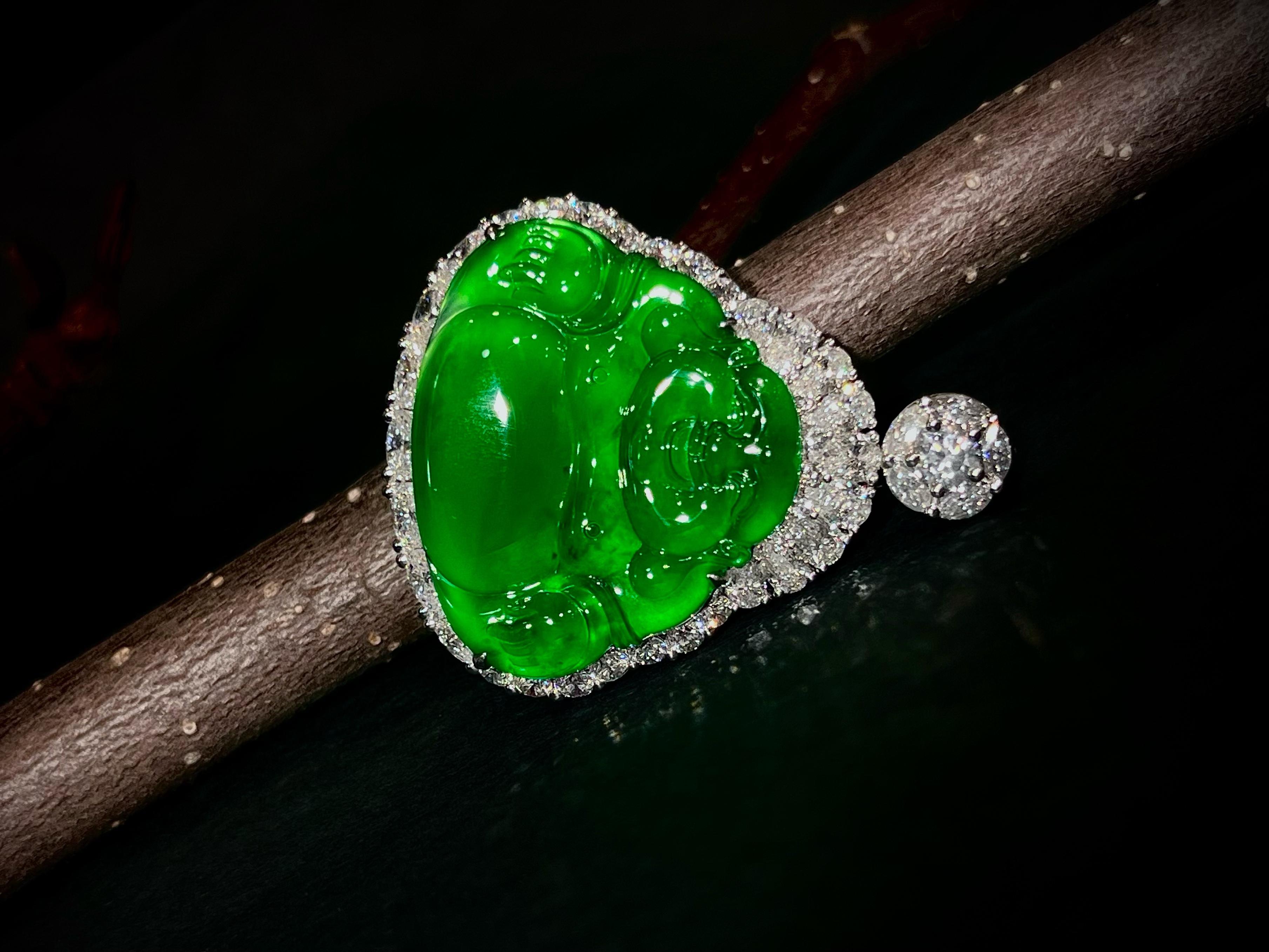 Contemporain Pendentif en or 18 carats en jadéite verte naturelle et diamant avec collier en vente
