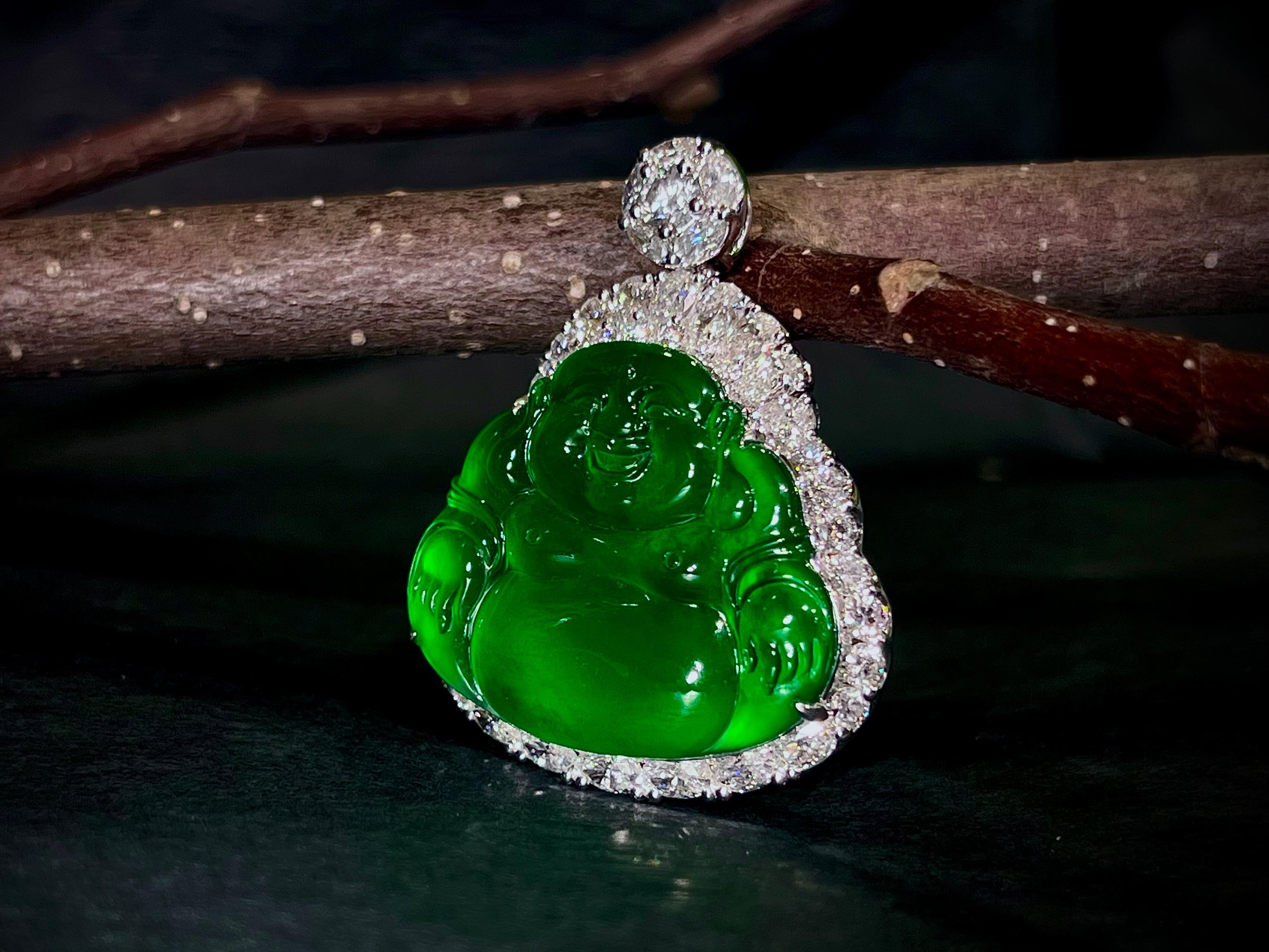 Taille brillant Pendentif en or 18 carats en jadéite verte naturelle et diamant avec collier en vente
