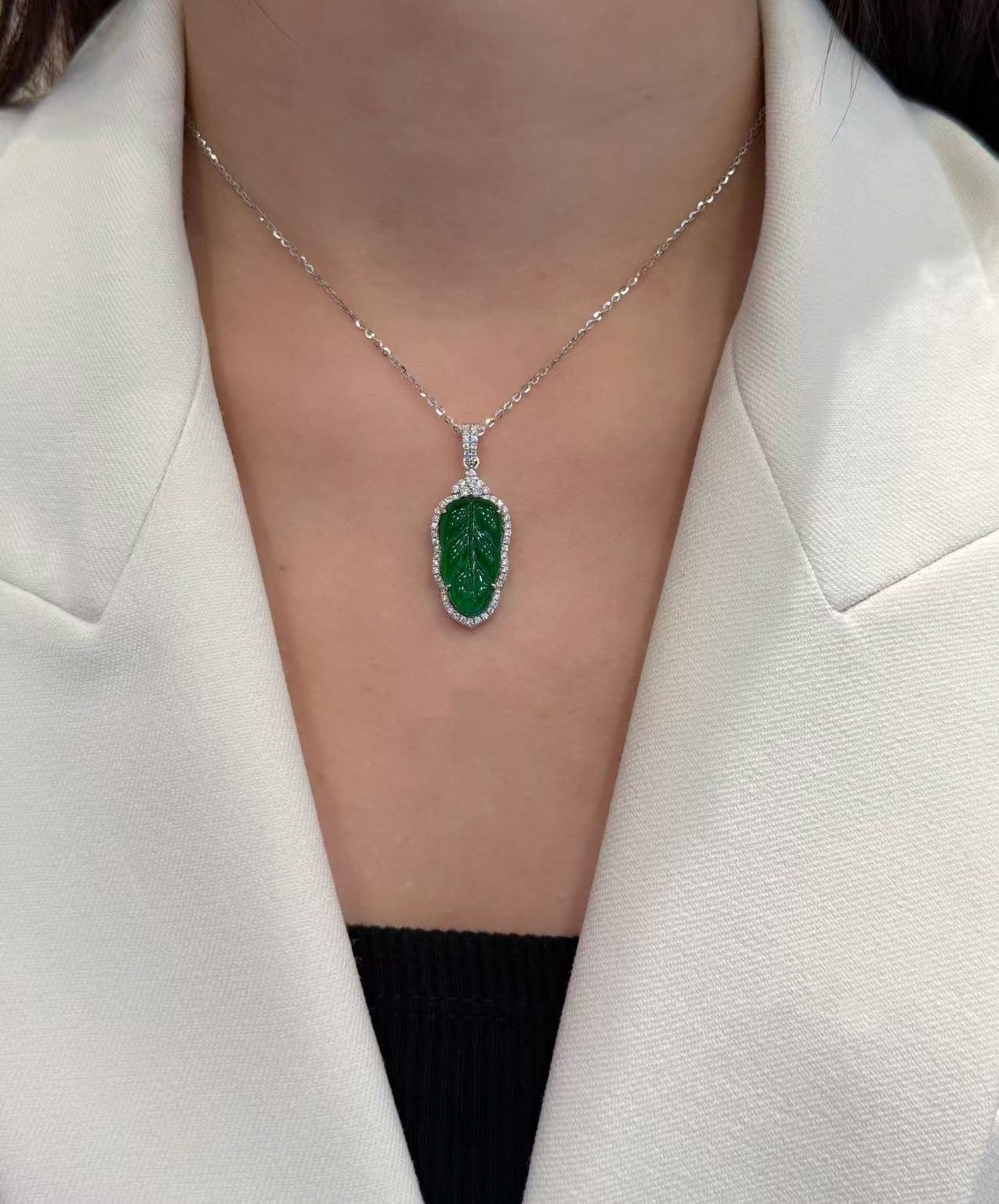 Ciondolo in giadeite verde naturale e diamanti in oro 18 carati con collana in vendita 1