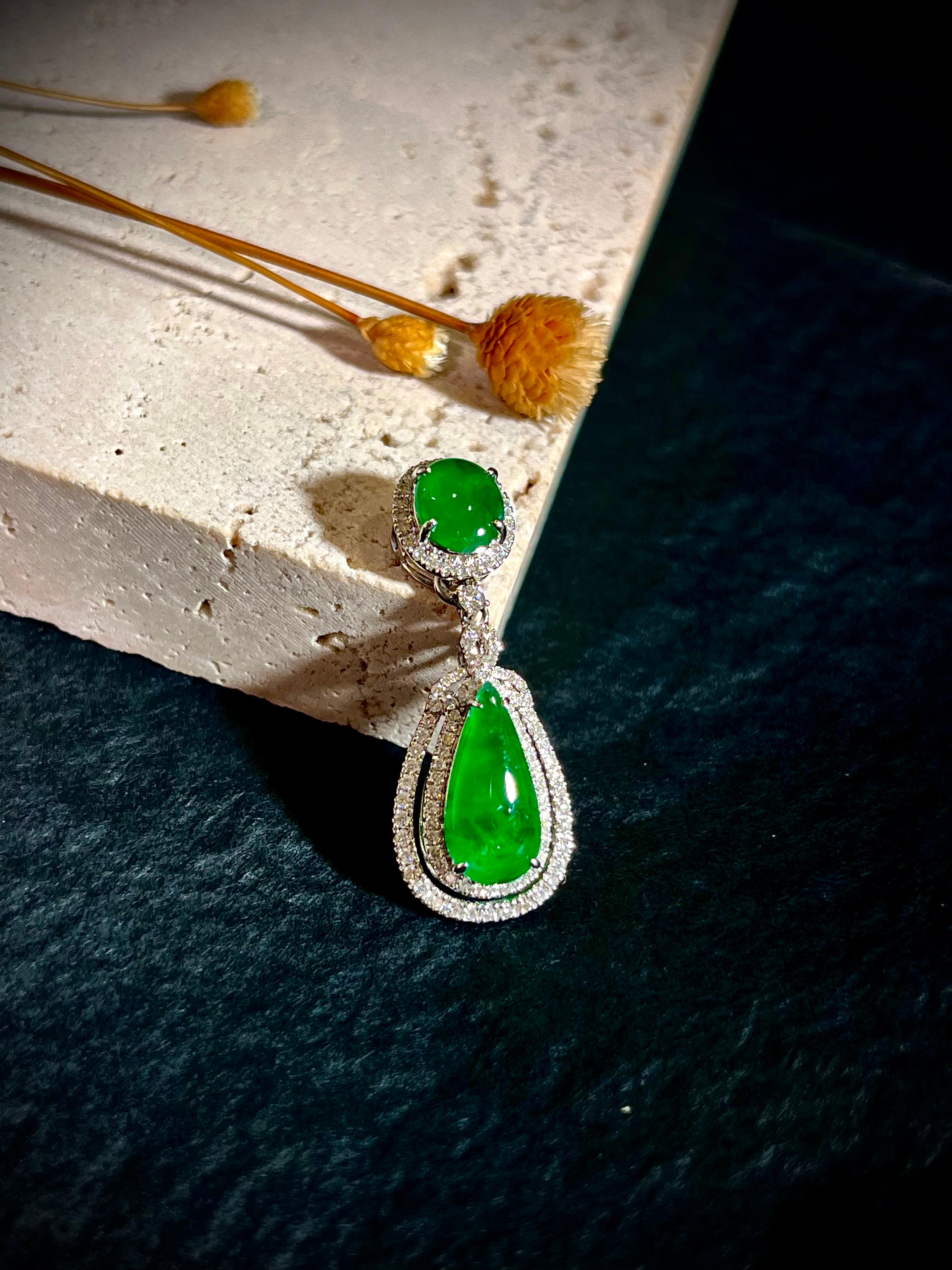 Contemporaneo Ciondolo con giadeite verde naturale (Cui Fei) e diamanti in oro bianco 18 carati in vendita