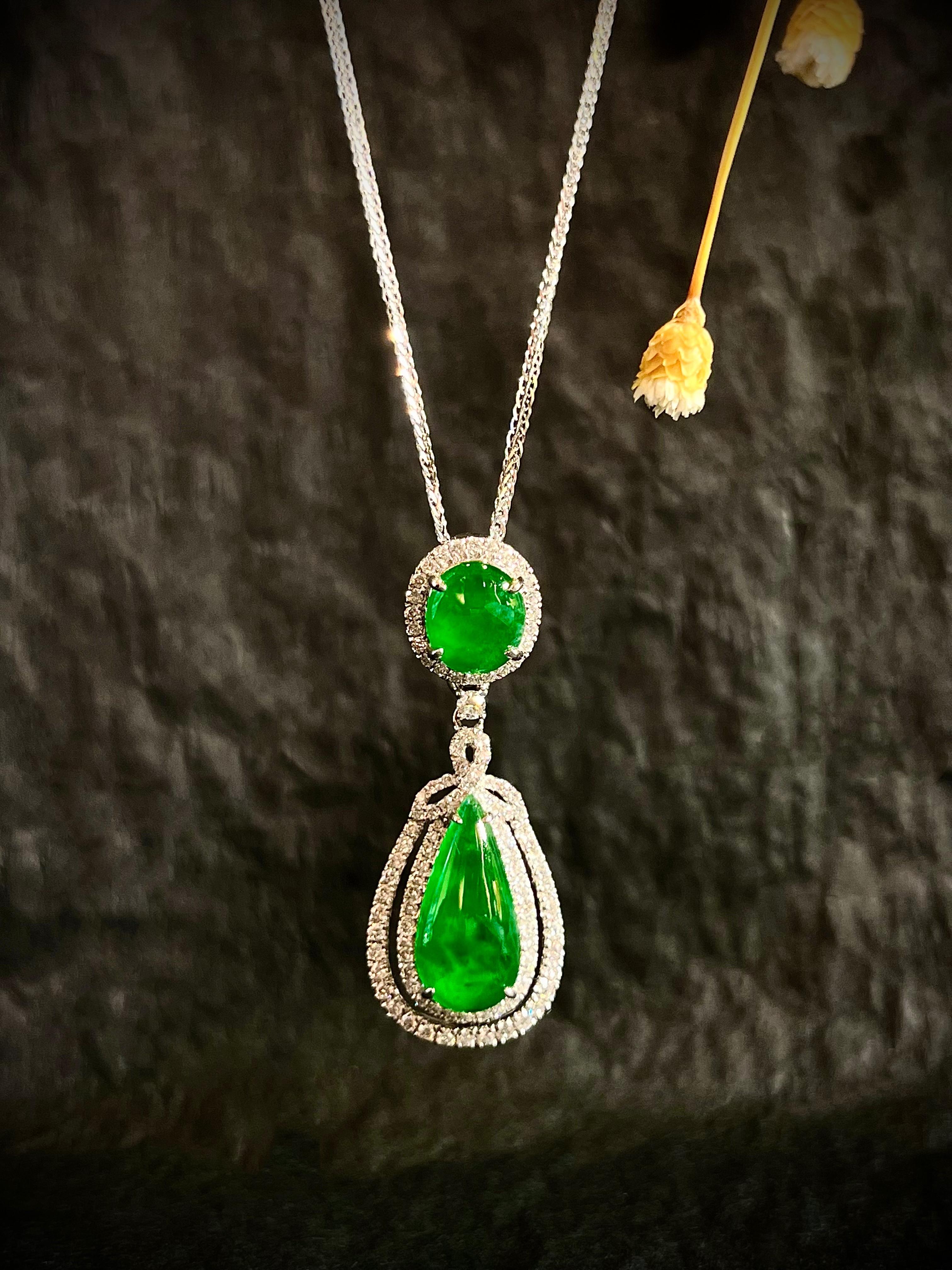 Cabochon Ciondolo con giadeite verde naturale (Cui Fei) e diamanti in oro bianco 18 carati in vendita
